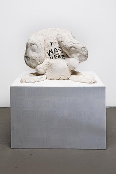 Sculpture minimaliste de lapin avec le message : « I Was Here ».