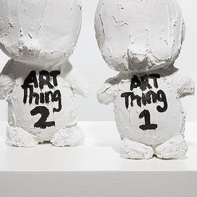 Skulptur zweier menschlicher Figuren: „Art Thing 1 & 2“ (Amerikanische Moderne), Sculpture, von Ivy Naté