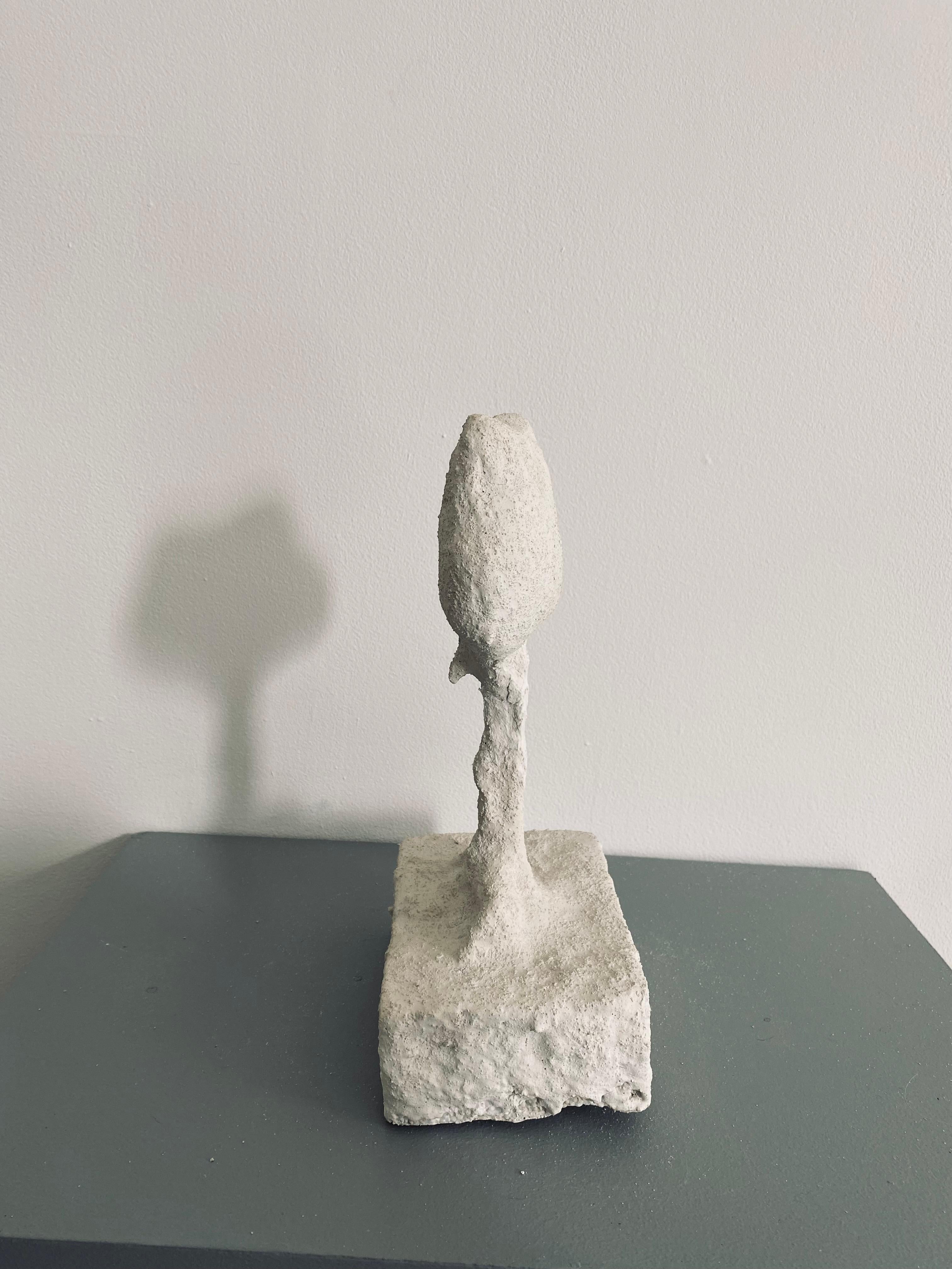Petite sculpture de totem en ciment : « La tribu n° 9 » - Contemporain Mixed Media Art par Ivy Naté