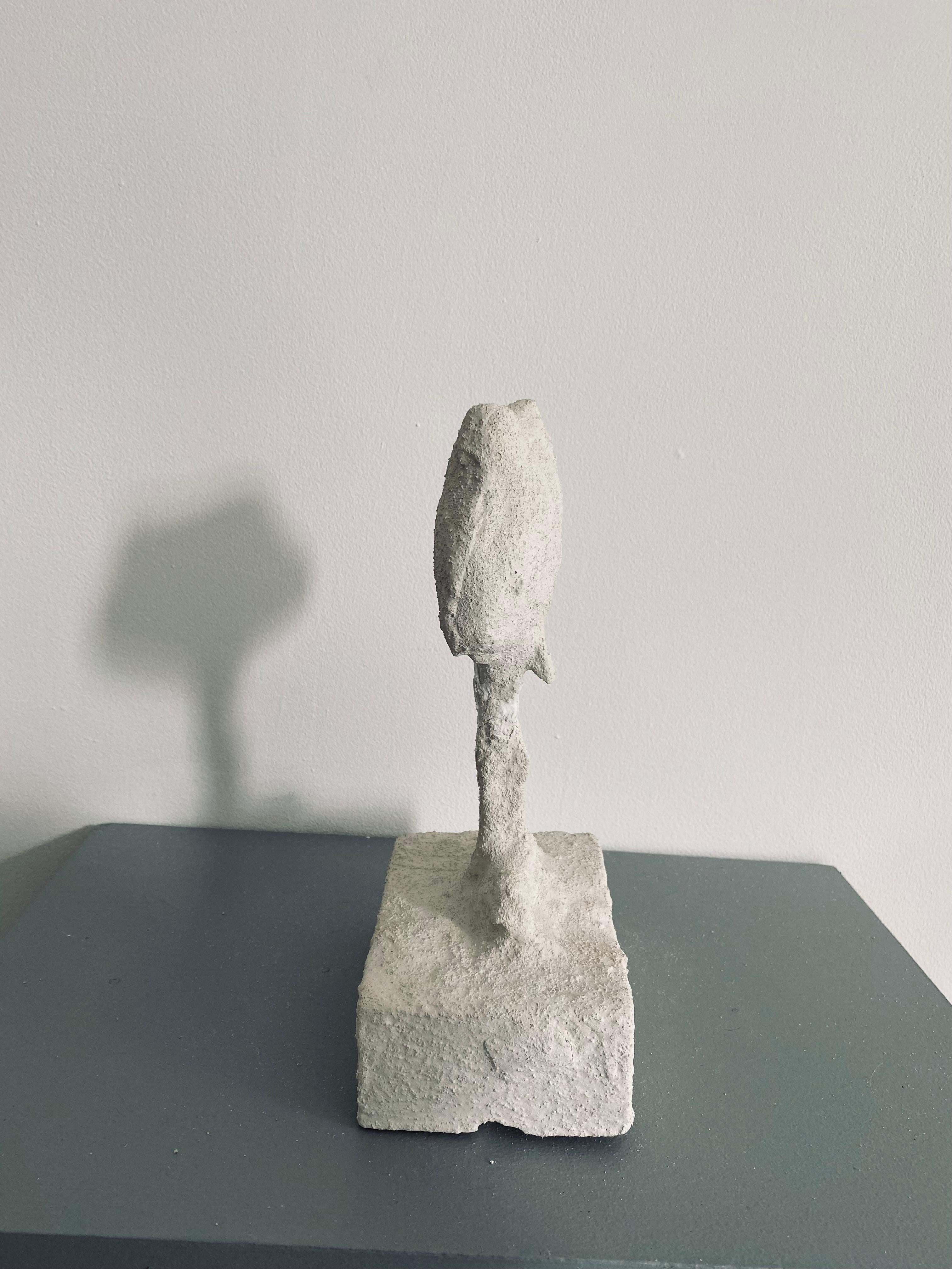 Petite sculpture de totem en ciment : « La tribu n° 9 » 1