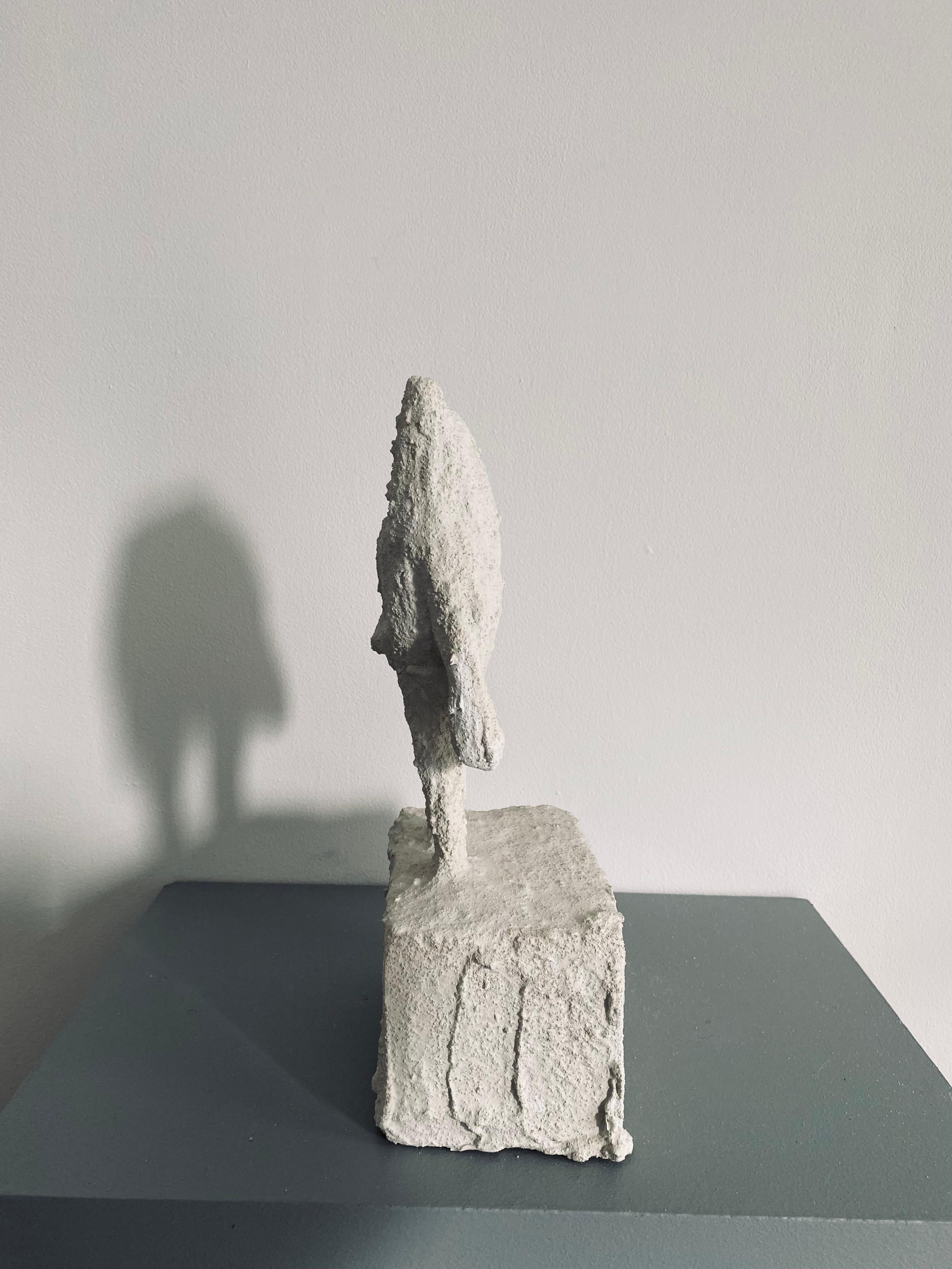 Petit totem en ciment : « La tribu n° 15 » - Sculpture de Ivy Naté