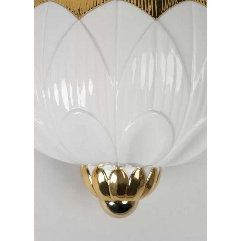 Ivy & Seed Wandleuchte in Weiß und Gold (US) (Handgefertigt) im Angebot