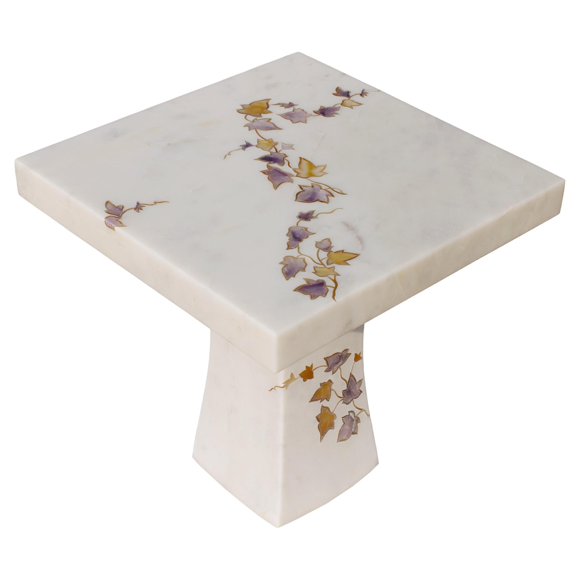 Table d'appoint en lierre incrustée en marbre blanc fabriquée à la main en Inde par Stephanie Odegard