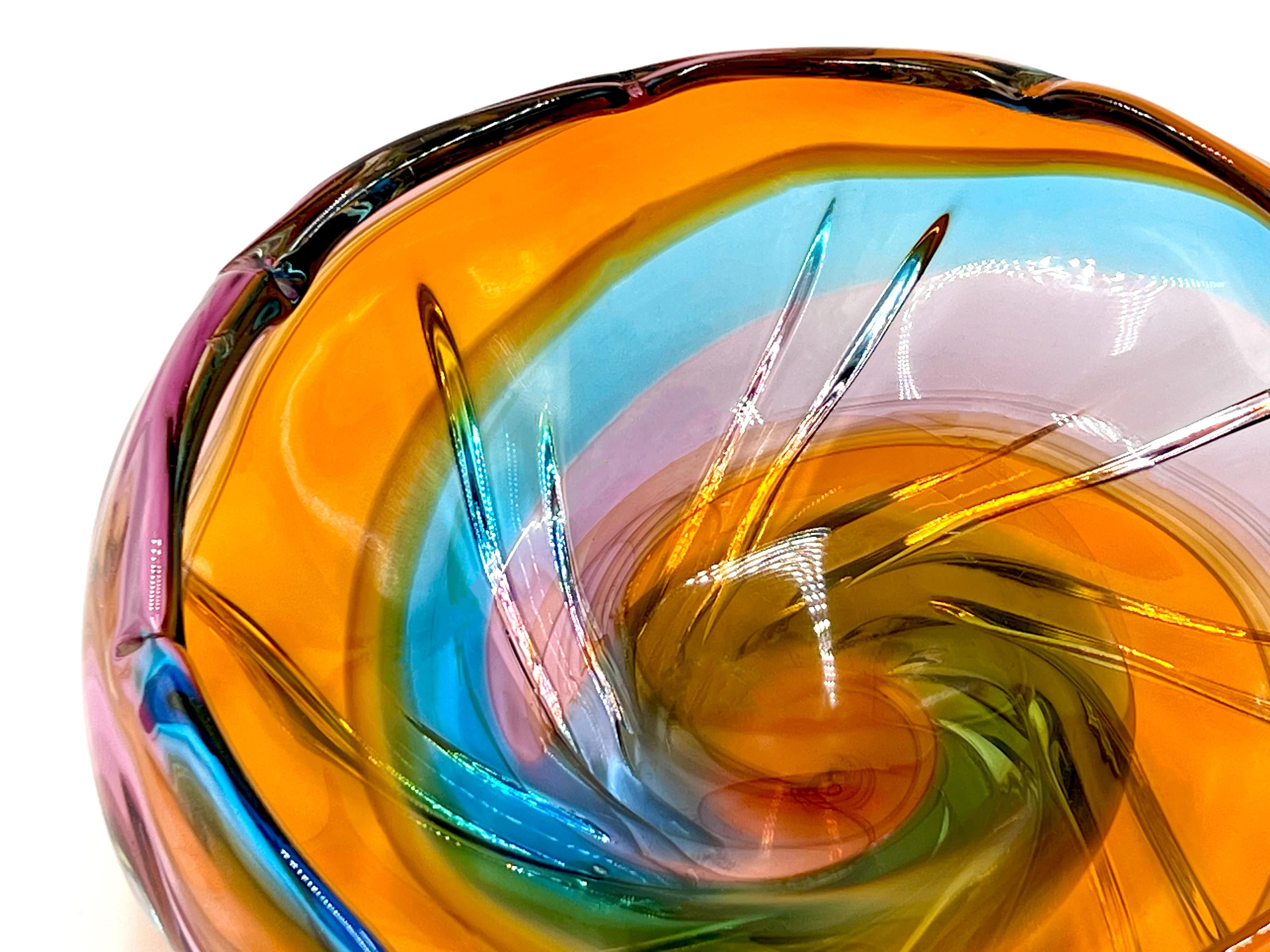 L'un des fabricants japonais de verre du milieu du siècle les plus connus est Iwatsu Glass Co, une société qui a produit une quantité exceptionnelle de pièces incroyables destinées principalement au marché d'exportation occidental.

Basée à Osaka,