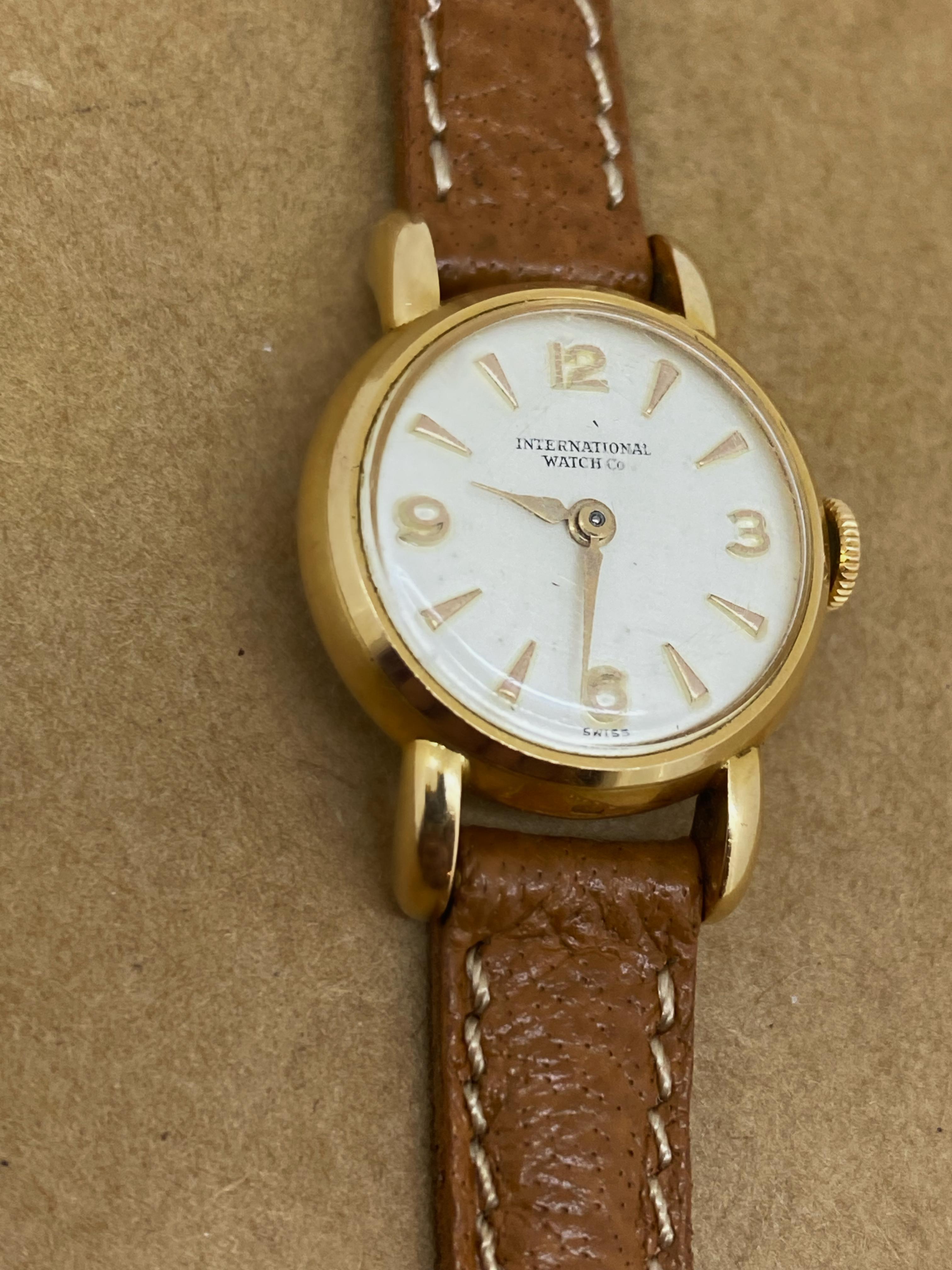 Questo sofisticato orologio da donna di 
Oro giallo rosato 18 carati IWC (International Watch Company)
è un orologio d'epoca versatile, risalente agli anni '50, 
ma è in bellissime condizioni e in ottimo stato di funzionamento. 

Questo squisito