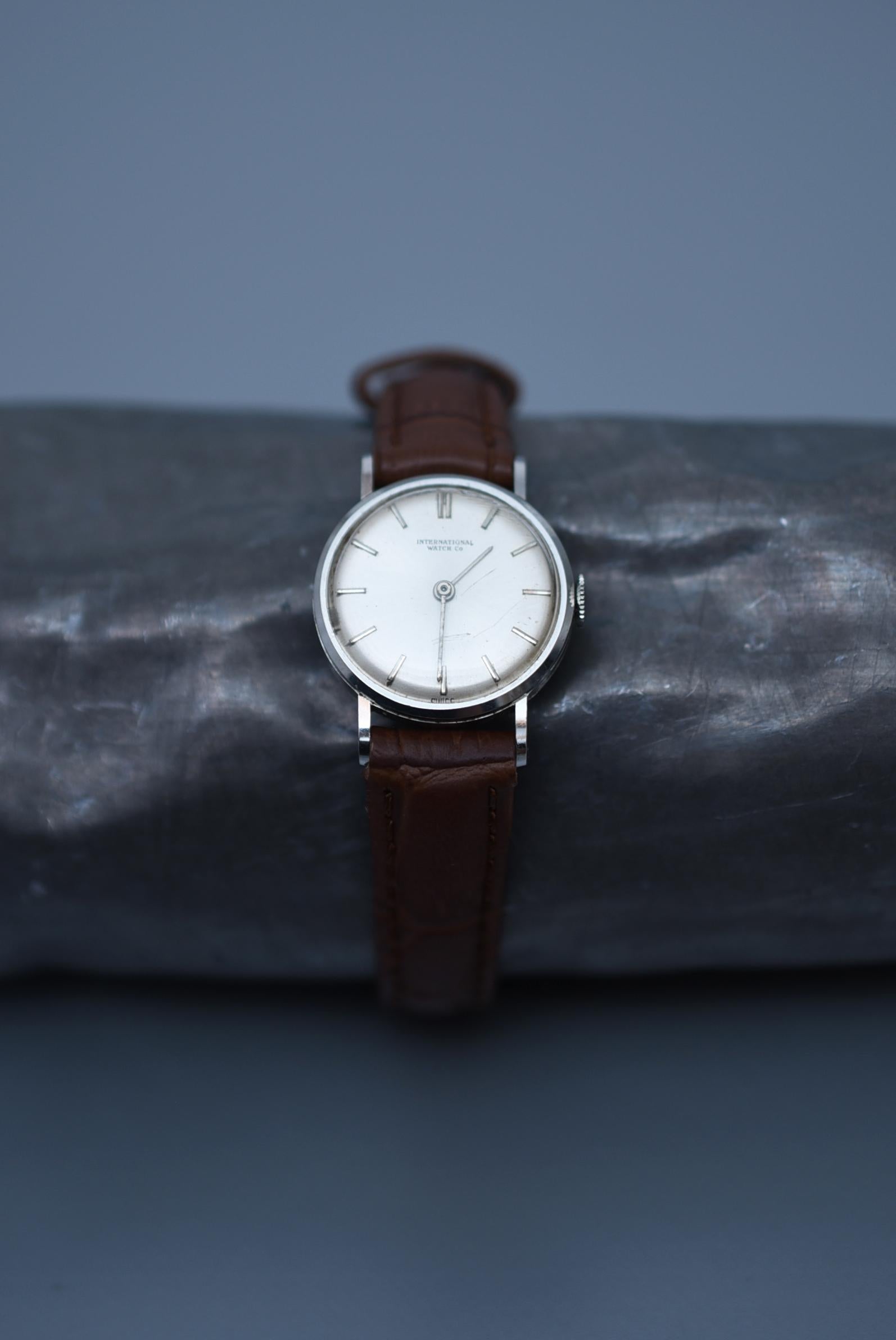 IWC 1970er Jahre Vintage-Uhren Damen
Größe: Gehäuse 20mm
Armumfang : 14cm zwischen 17cm

Uhrwerk : Handaufzug 

Diese Uhr von IWC (International Watch Company) wurde 1868 in der Schweiz gegründet und ist als alteingesessener Uhrenhersteller mit