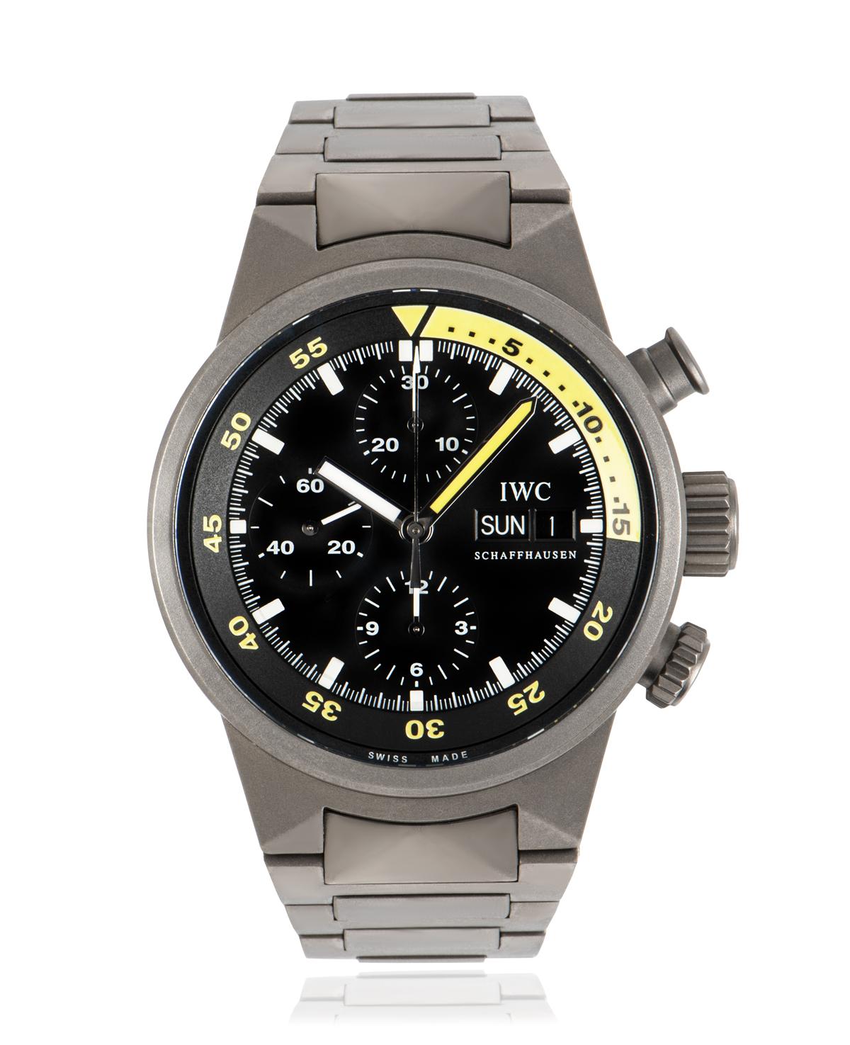 Un Aquatimer Chronograph de 42 mm en titane d'IWC. Cadran noir avec affichage du jour et de la date, compteur 12 heures, petite seconde et compteur 30 minutes. Le bracelet est relié par un fermoir déployant dissimulé. Dotée d'un verre saphir et d'un