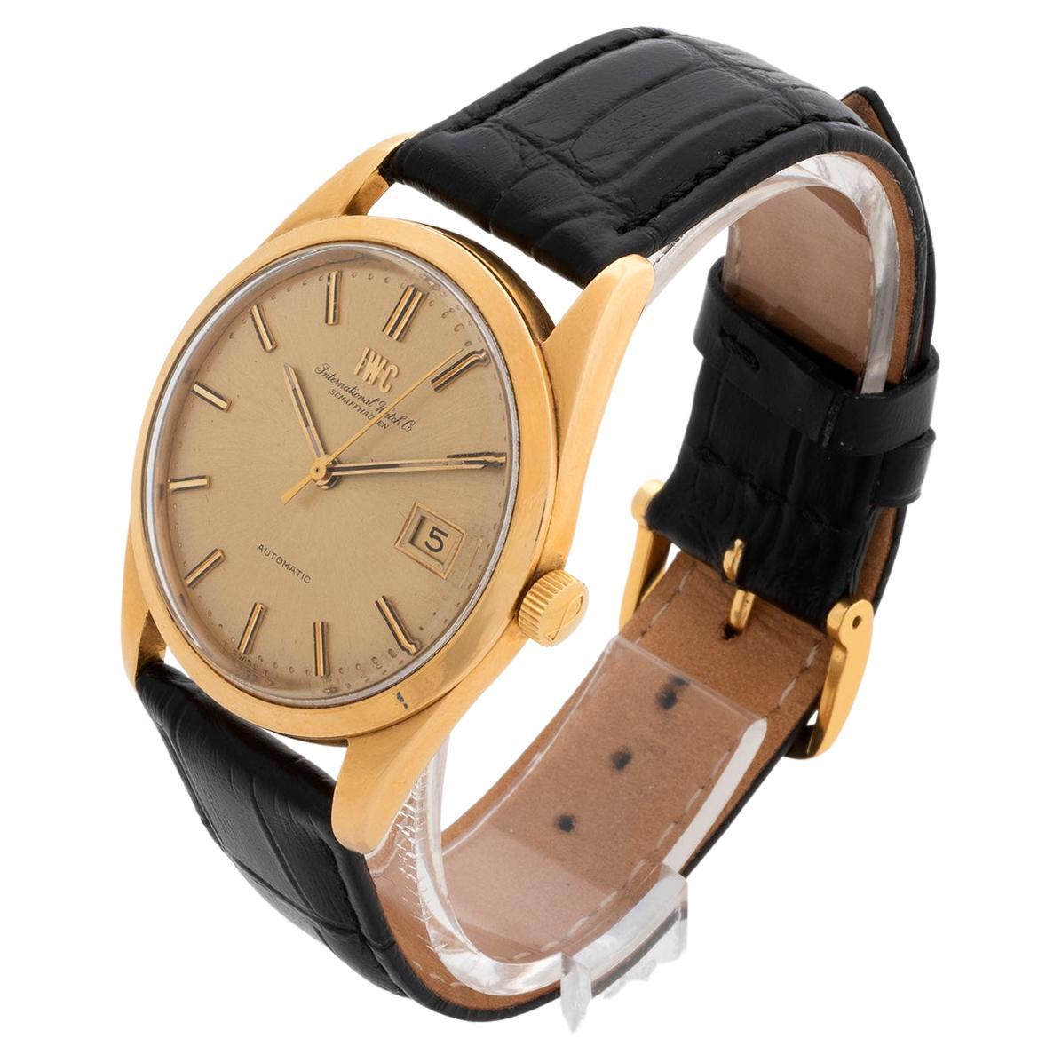 Unsere sehr seltene und attraktive IWC Automatik-Datum verfügt über ein Jumbo-Gehäuse von 38 mm inkl. IWC-Krone, aus 18 Karat Gelbgold. Präsentiert in wunderschönem Zustand angesichts seines Alters, das wir auf ca. 1970 datieren. Das