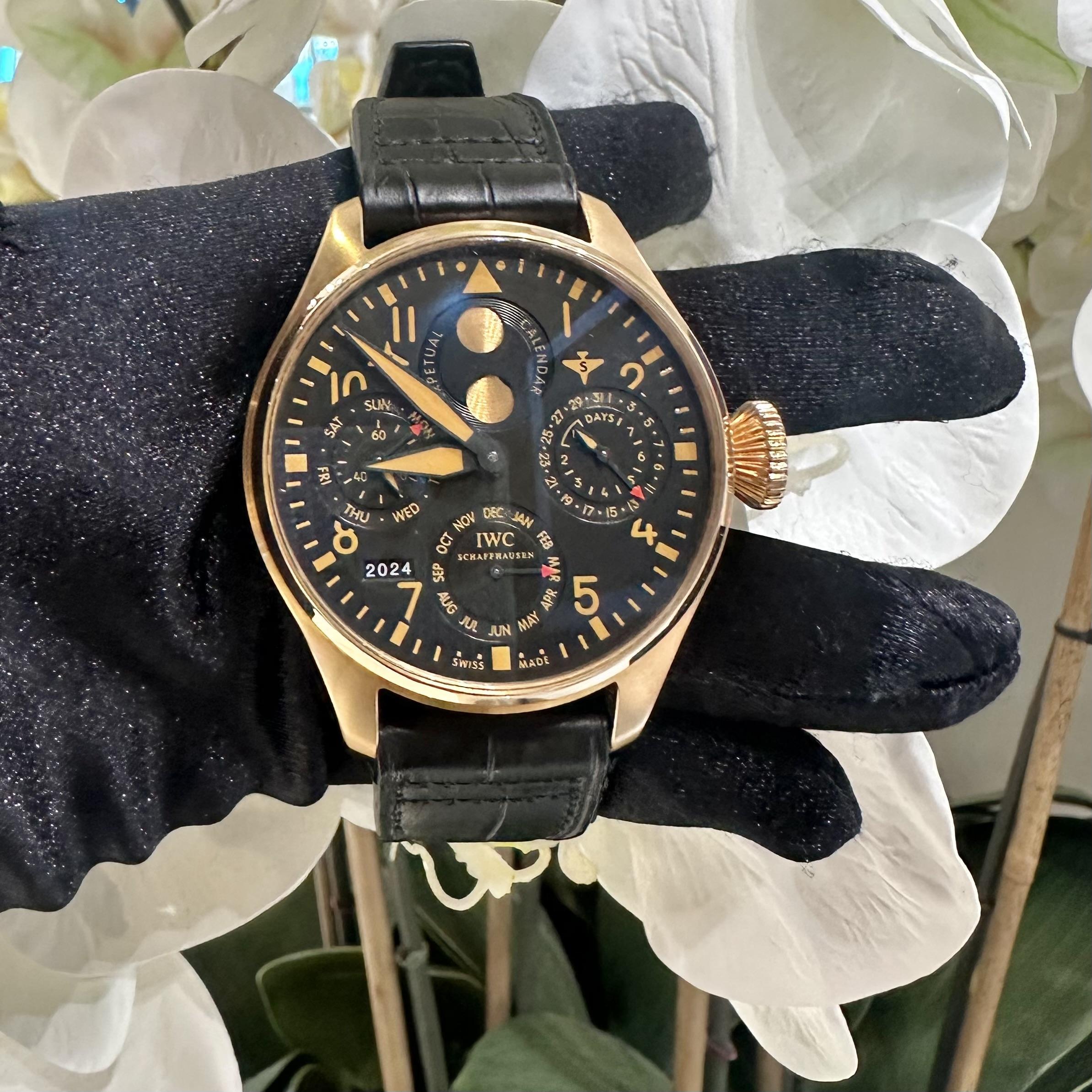 Marke: IWC
Modellname: Bigli Pilot
Referenznummer: 5026
Auflage: Limitierte Auflage von 250 Stück
Uhrwerk: Automatik
MATERIAL des Gehäuses: 18k Rose Gold
Gehäusegröße: 42.6 mm
Armbänder: Alligator/Krokodil (extra brandneues Armband)
Komplikationen: