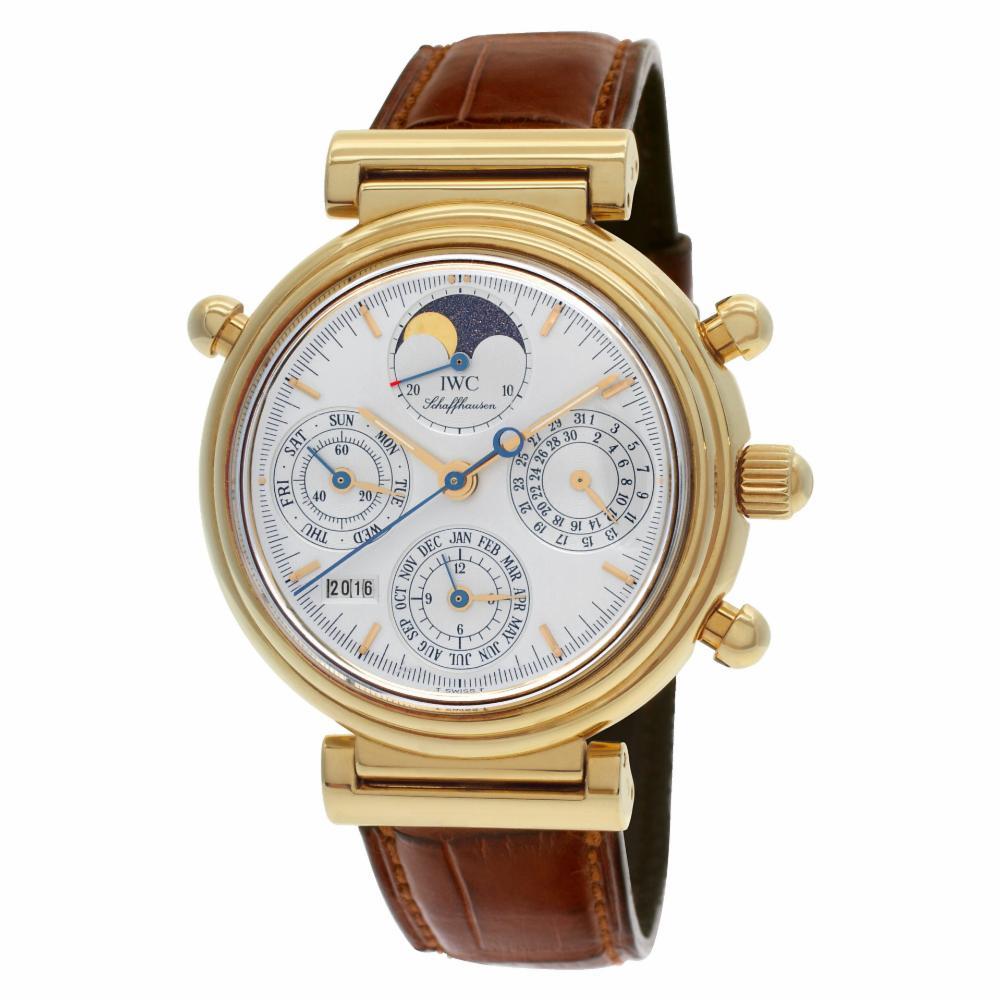 IWC Da Vinci Ewiger Kalender Rattrapante aus 18 Karat Gelbgold an einem Alligatorlederarmband. Automatik mit Subsekunden, Datum, Tag, Chronograph und ewigem Kalender. 37 mm Gehäusegröße. Ref 3751. Fine Pre-owned IWC Uhr. Certified preowned Kleid IWC