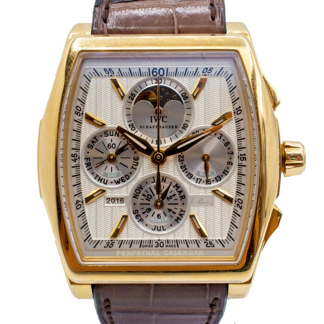 
    Marke: IWC
    Modell: Da Vinci
    Referenz: 79261
    Geschlecht: Männer
    Uhrwerk: Quarz
    MATERIAL des Gehäuses: 18K Rose Gold
    Gehäuse-Durchmesser (mm): 43.10 mm
    Zifferblattfarbe: Weiß
    Gewicht (gr): 187.80
    MATERIAL des
