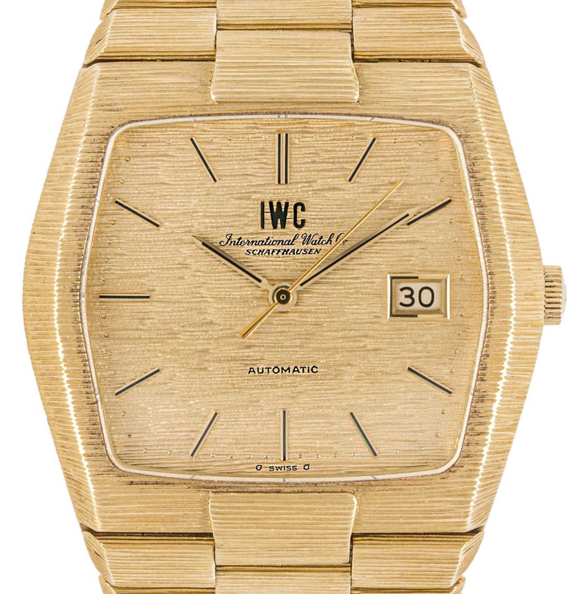 A Da Vinci IWC in bark finish featuring a tonneau-shaped case crafted in 18k yellow gold. Further features a gold dial with a date aperture and a yellow-gold bezel. Fitted with a sapphire crystal, a self-winding automatic movement and a yellow gold