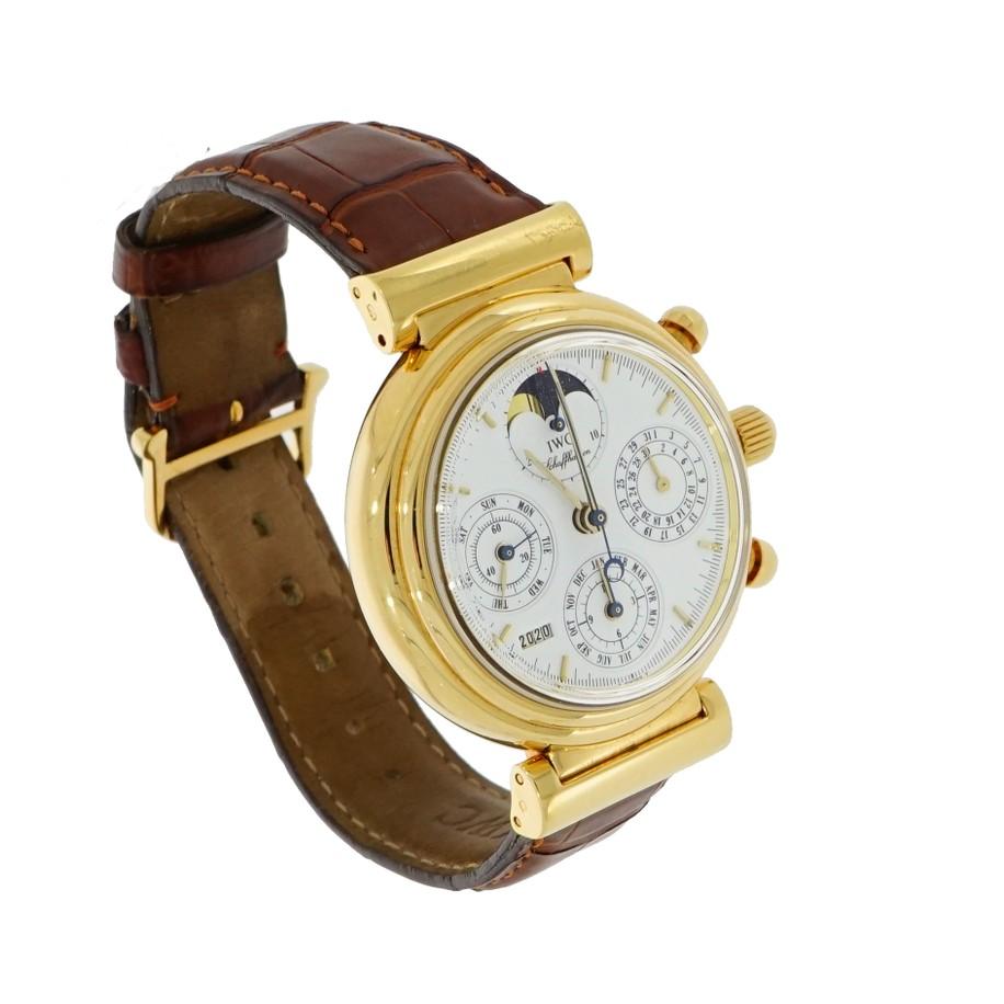 Pre-owned in good condition IWC DaVinci Perpetual Calendar Chronograph, 39mm yellow gold polished case, automatic self-winding movement caliber 79061, with 44 hours of power reserve, white dial with applied indexes hour markers, date sub-dial at 3