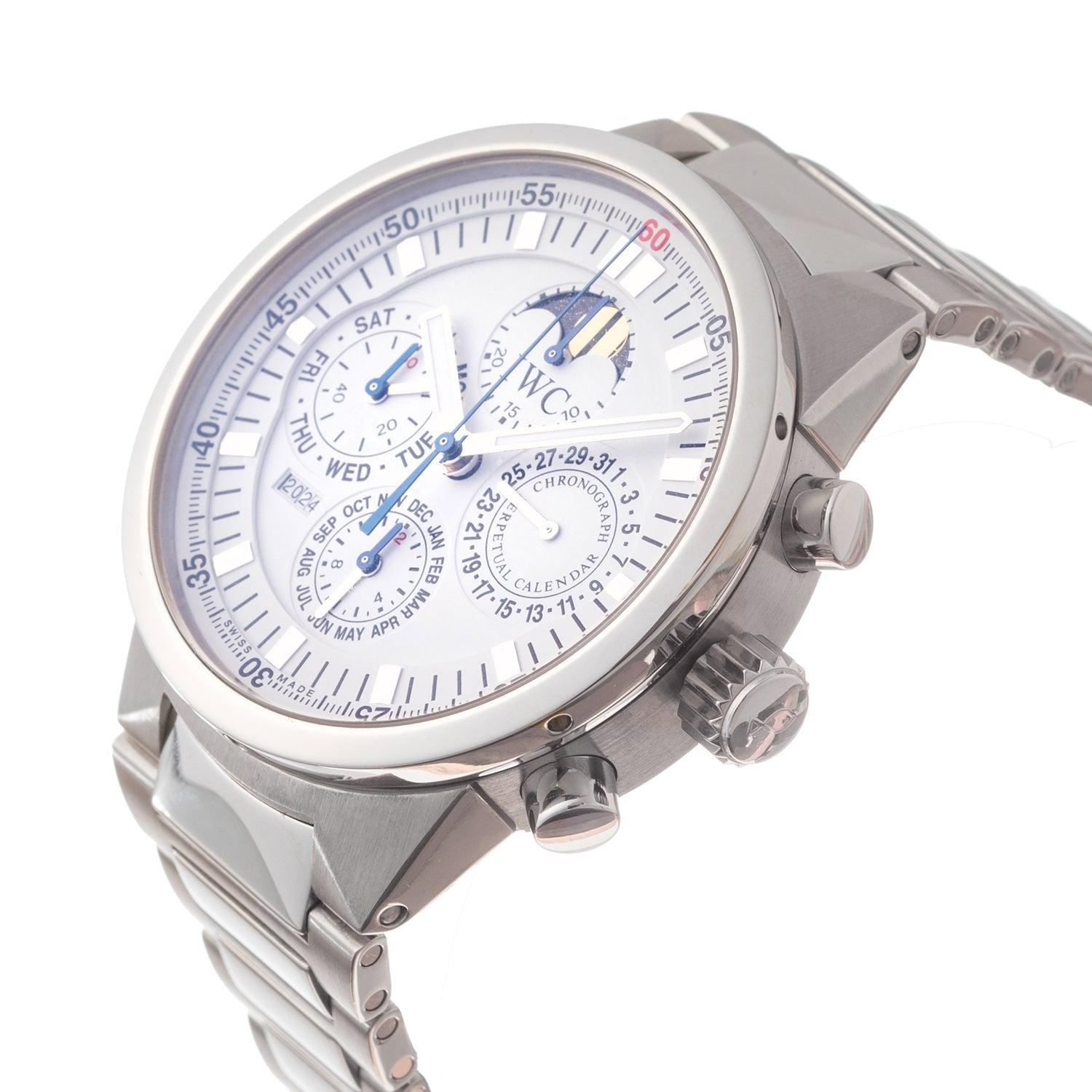 IWC GST Perpetual Calendar Chronograph (IW375619) aus zweiter Hand mit Automatikwerk, versilbertem Zifferblatt, ewigem Kalender mit Datumsanzeige bei 3 Uhr, Monatsanzeige bei 6 Uhr mit integriertem 12-Stunden-Chronoregister, Jahresanzeige zwischen 7