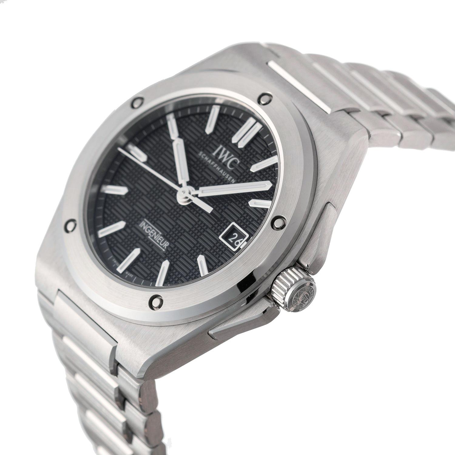 Pre-owned IWC Ingenieur Automatic 40 wristwatch (ref. IW328901), featuring a self-winding automatic movement; black dial with luminous baton hour markers; date display at 3 o'clock; and 40mm, stainless steel case on a stainless steel link