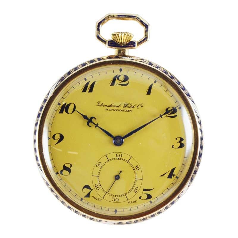 FABRIK / HAUS: Internationale Uhrengesellschaft, Schaffhausen 
STIL / REFERENZ: Art Deco / Taschenuhr mit offenem Gesicht
METALL / MATERIAL: 14kt Massivgold
CIRCA / JAHR: 1930er Jahre
ABMESSUNGEN / GRÖSSE: Durchmesser 47mm
UHRWERK / KALIBER: