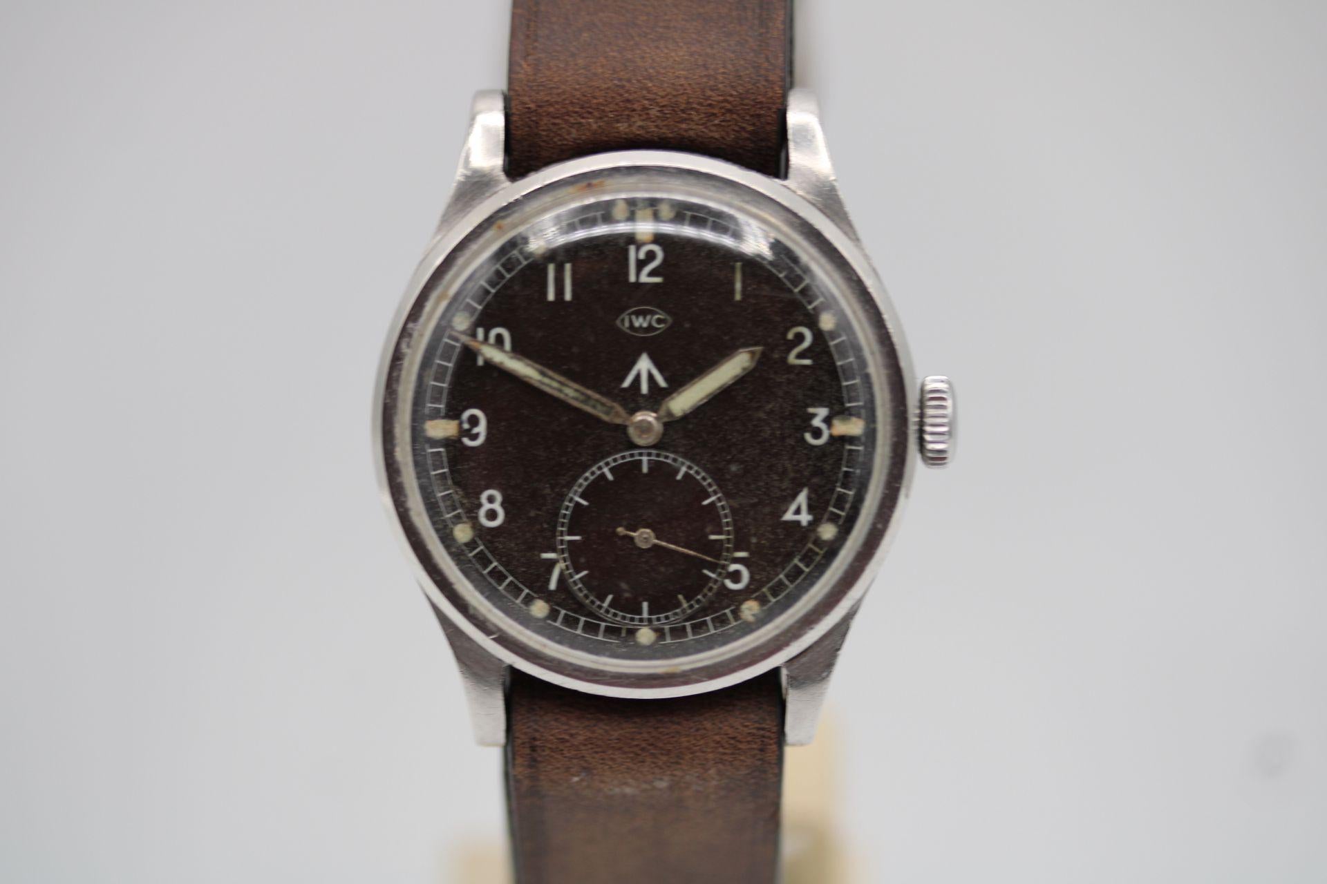 Si vous cherchez cette montre, vous savez de quoi il s'agit, sinon il s'agit brièvement de l'une des douze montres fabriquées par les horlogers suisses pour l'armée britannique pendant la Seconde Guerre mondiale.

Nous sommes honnêtes et francs à