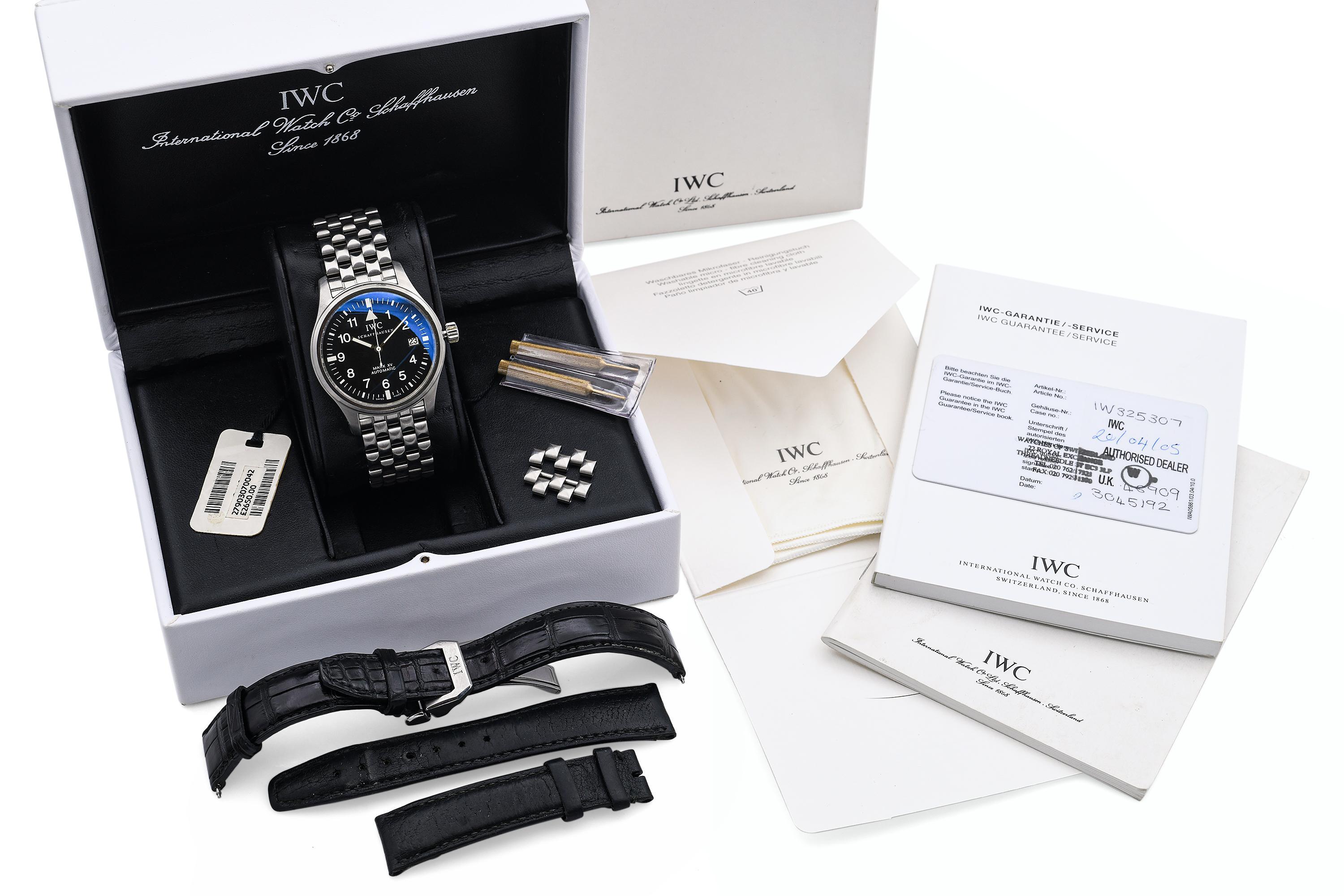 El Reloj de Aviador IWC Mark XV es un reloj distinguido que continúa el legado de los famosos relojes de aviador de IWC. El Mark XV tiene una caja de acero inoxidable de 38 mm, que ofrece un tamaño equilibrado y llevable para distintos perfiles de