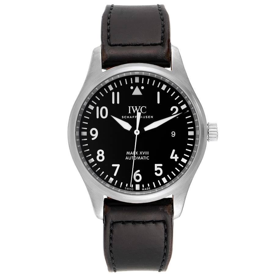 IWC Pilot Mark XVIII Schwarzes Zifferblatt Stahl Herrenuhr IW327001. Automatisches Uhrwerk mit Automatikaufzug und 42 Stunden Gangreserve. Gehäuse aus rostfreiem Stahl mit einem Durchmesser von 40 mm. Lünette aus rostfreiem Stahl. Kratzfestes