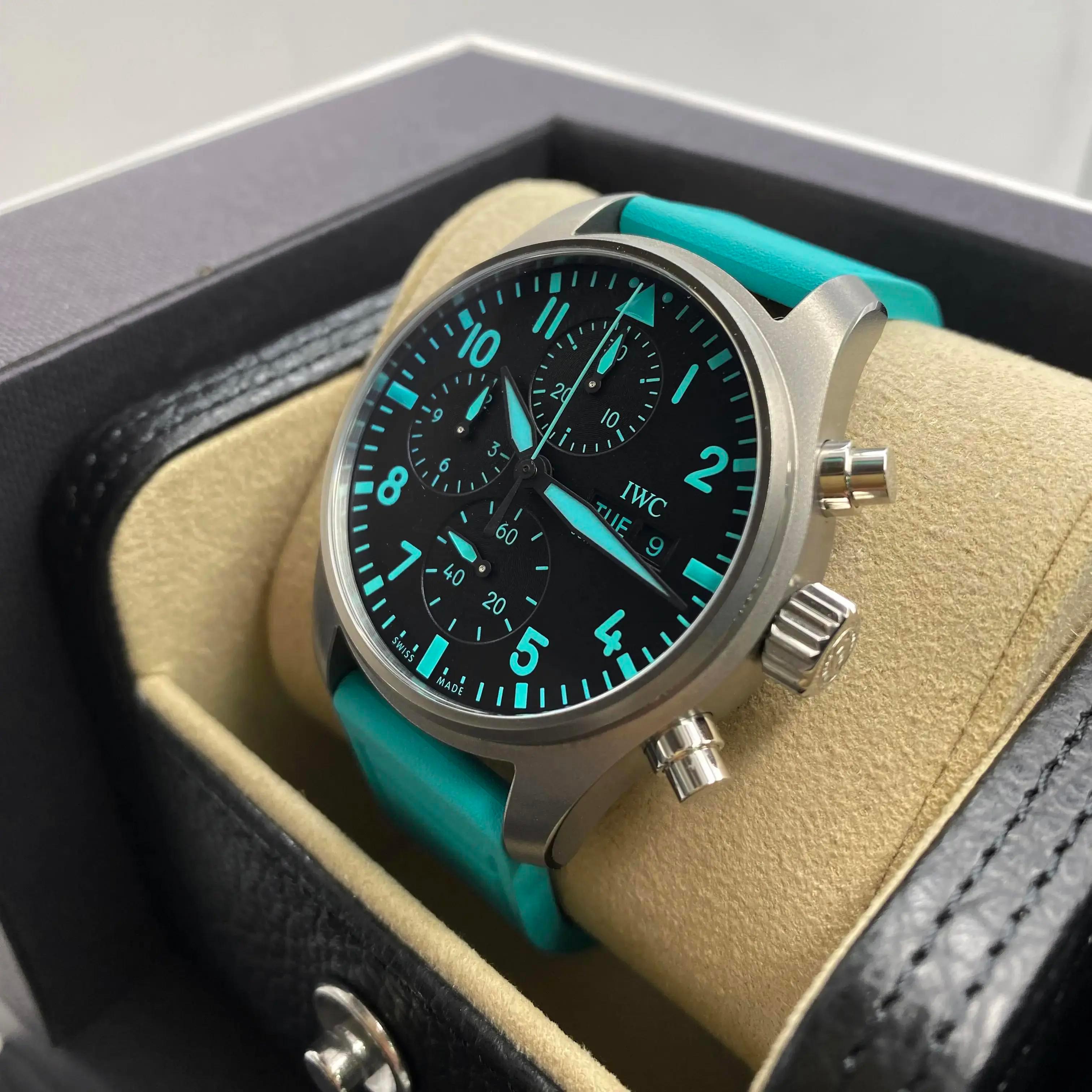 da uomo o donna Orologio IWC Pilot Mercedes AMG Petronas Formula Uno Titanio Quadrante Nero IW388108 in vendita