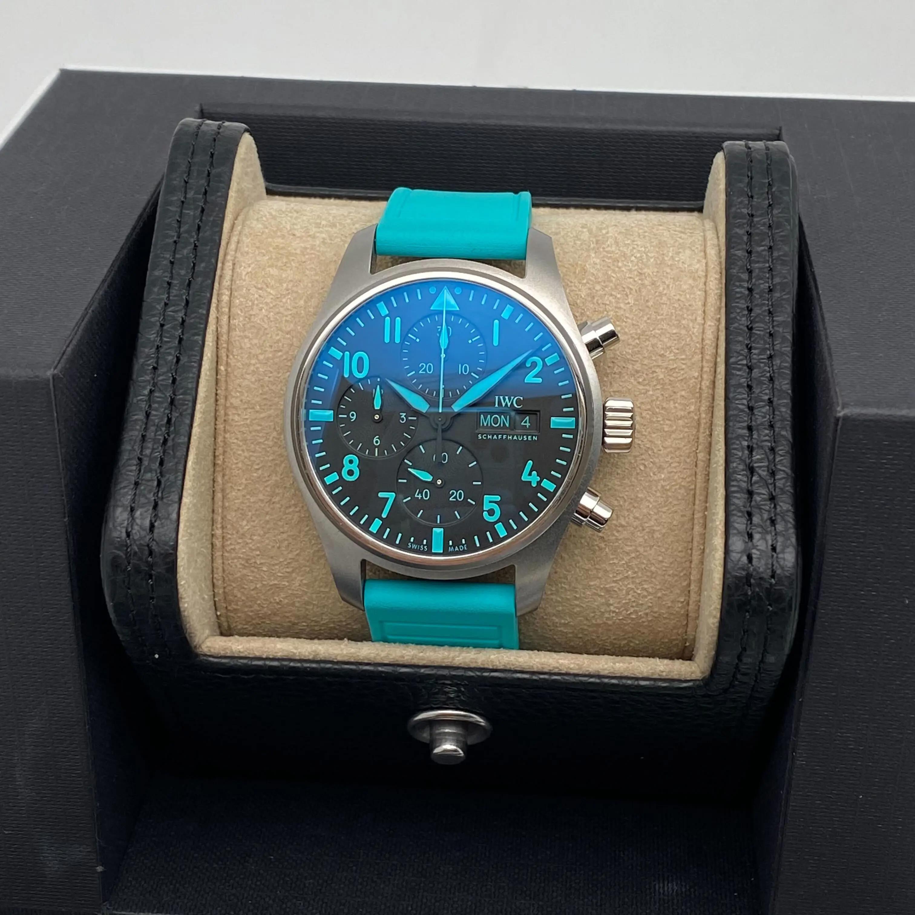 Orologio IWC Pilot Mercedes AMG Petronas Formula Uno Titanio Quadrante Nero IW388108 in vendita 2