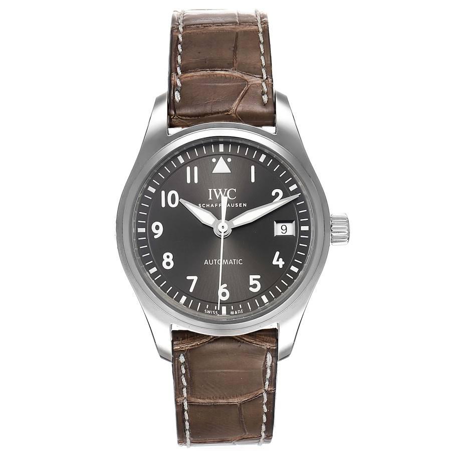 IWC Pilot Slate Dial Brown Strap Steel Unisex Watch IW324001. Automatisches Uhrwerk mit Selbstaufzug. Gehäuse aus rostfreiem Stahl mit einem Durchmesser von 36 mm. 10,5 mm dick. Glatte Lünette aus Edelstahl. Kratzfestes Saphirglas. Graues