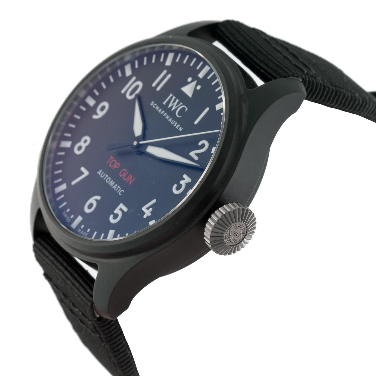 IWC Big Pilot's Watch 43 TOP GUN Ceramic (ref. IW329801), mit dem IWC-Automatikwerk Kaliber 82100, schwarzem Zifferblatt mit Leuchtmasse, Zentralsekunde und schwarzem Keramikgehäuse (43,8 mm) an einem schwarzen Textilarmband mit
