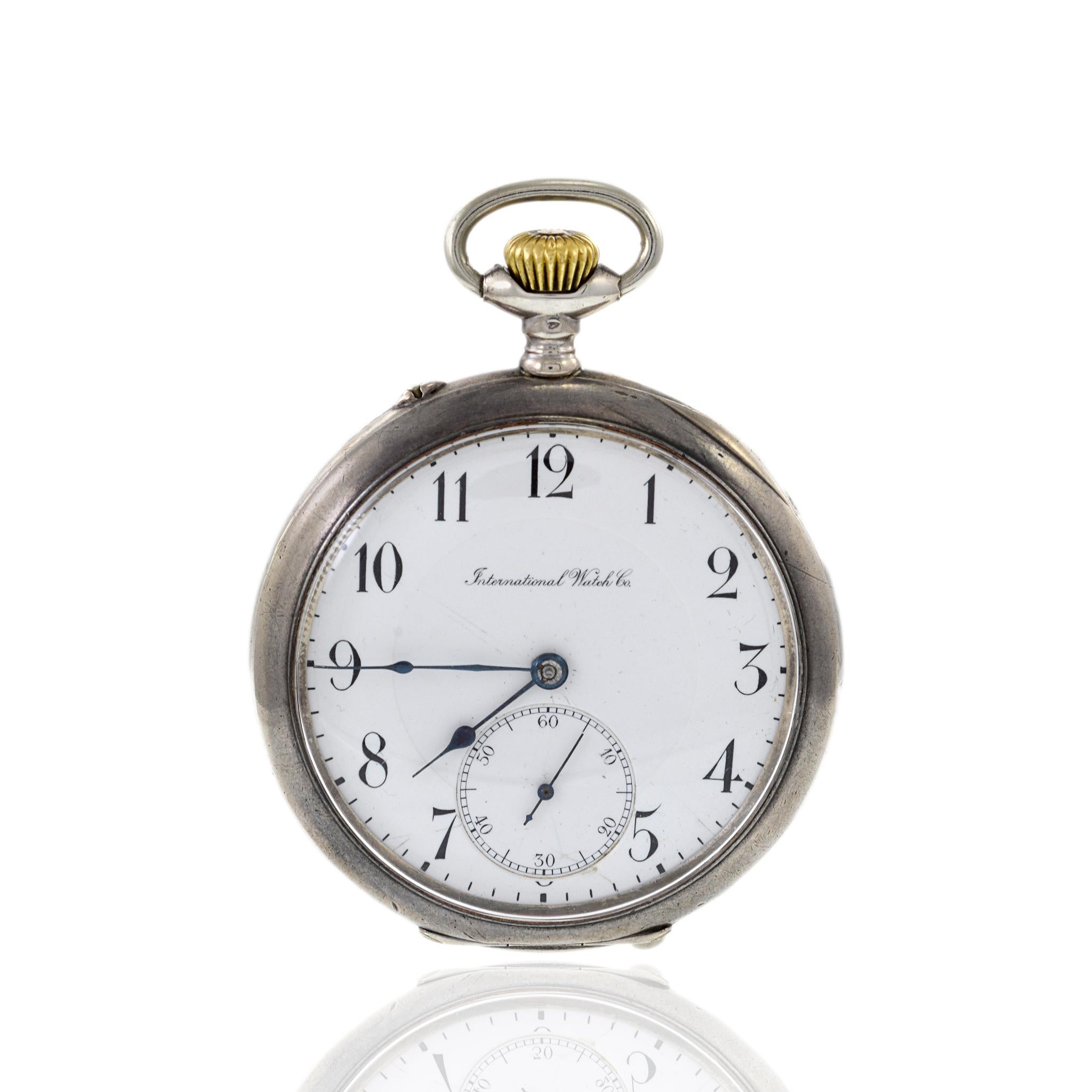 Die IWC-Taschenuhr aus dem Jahr 1915 ist ein exquisites Stück Uhrmachergeschichte. Dieser zeitlose Zeitmesser besitzt ein 52 mm großes Gehäuse aus 800er Silber, das die Handwerkskunst und Eleganz des frühen 20. Jahrhunderts widerspiegelt. Diese Uhr