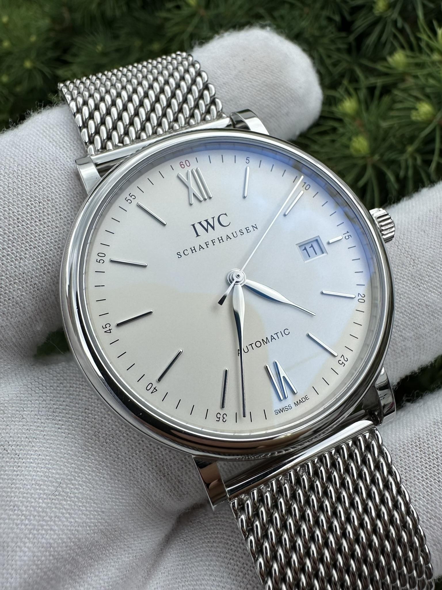 Watchmaker: IWC
Model: Portofino - Ref. IW356505
Movement: Automatic - Self Winding - 25 jewels - 35111 Calibre
Case Material: Stainless Steel
Case Width: 40mm (not counting the crown)
Case Height: 45.2mm (measuring from both ends of the diamond