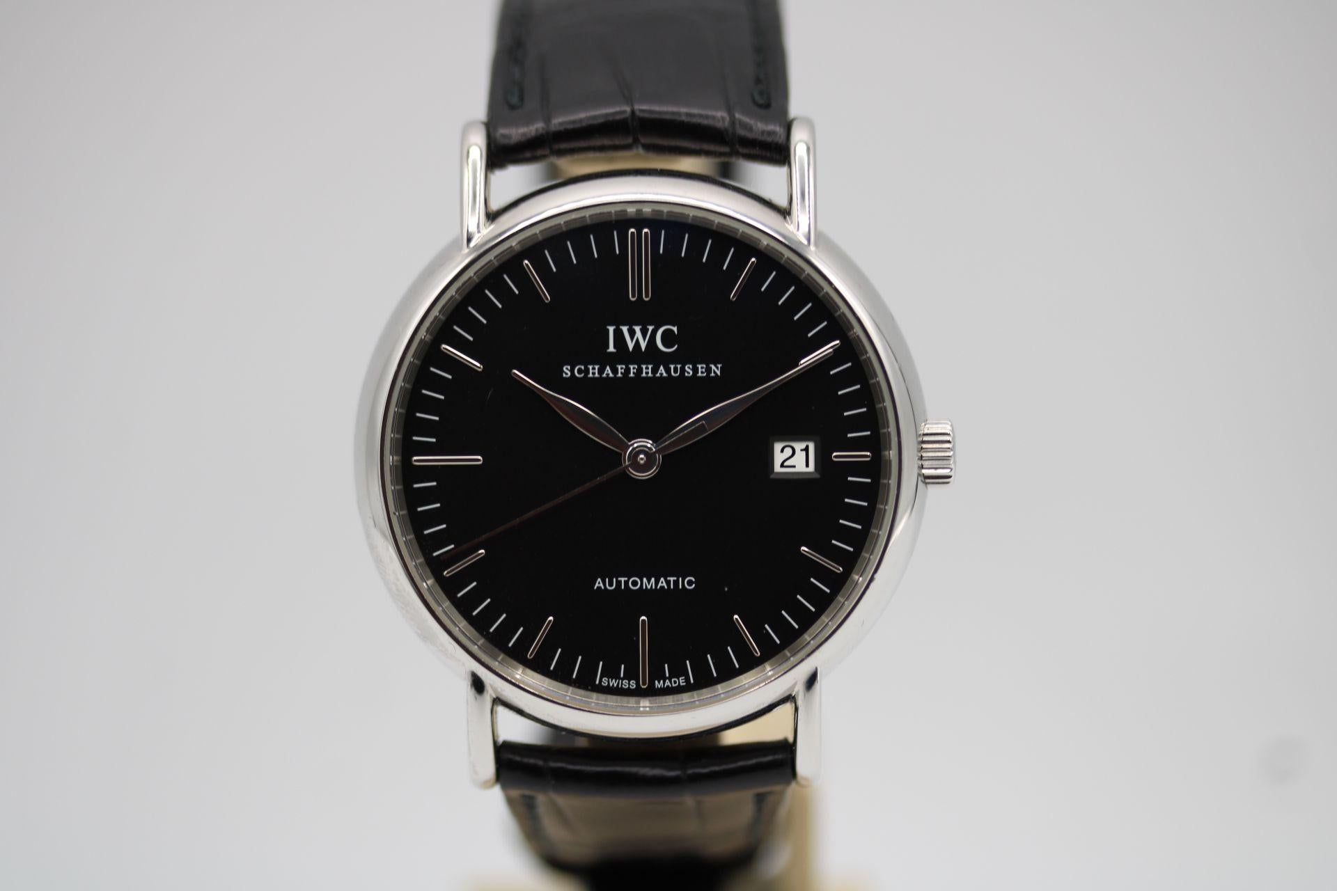 Une montre habillée vraiment élégante. Il s'agit d'une activité qui passe inaperçue et qui n'est pas appréciée à sa juste valeur.

Présenté avec ses boîtes intérieure et extérieure, les deux manuels et la carte de garantie datée de 2010.

L'IWC