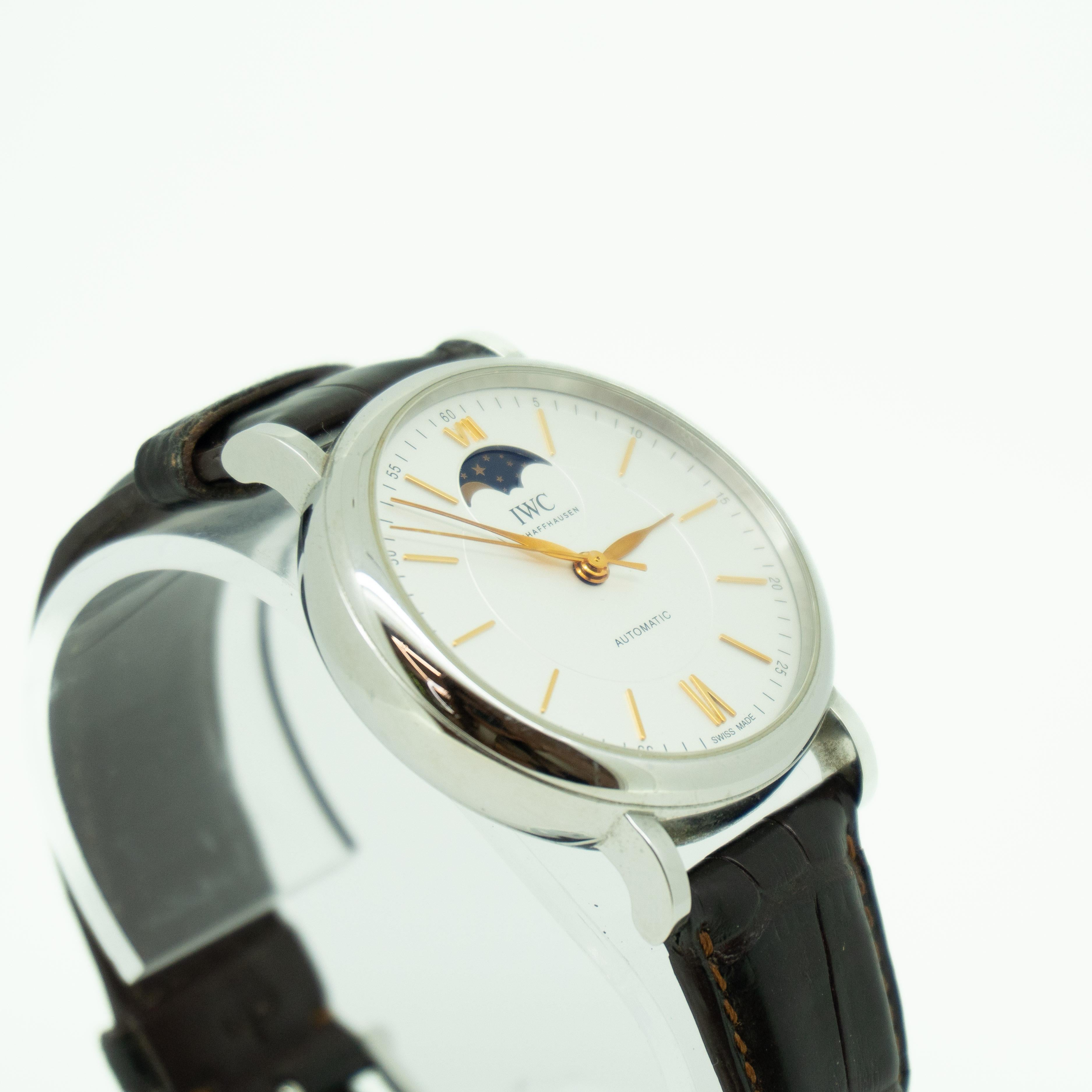 Boîtier en acier inoxydable de couleur argentée et bracelet en cuir d'alligator brun. Lunette fixe en acier inoxydable de couleur argentée. Cadran argenté avec aiguilles et index en forme de feuille en or rose. Échelle des minutes sur le pourtour