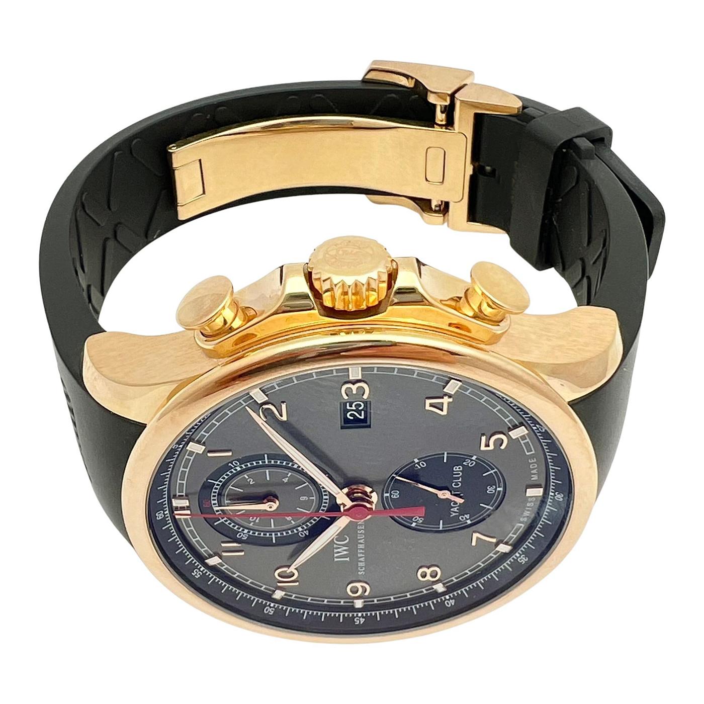 IWC Portugieser Yacht Club Chronograph d'occasion (réf. IW390505), doté du mouvement automatique Calibre 89361 ; cadran gris avec chiffres arabes dorés appliqués ; affichage de la date à 3 heures ; cadran auxiliaire de la petite seconde à 6 heures ;