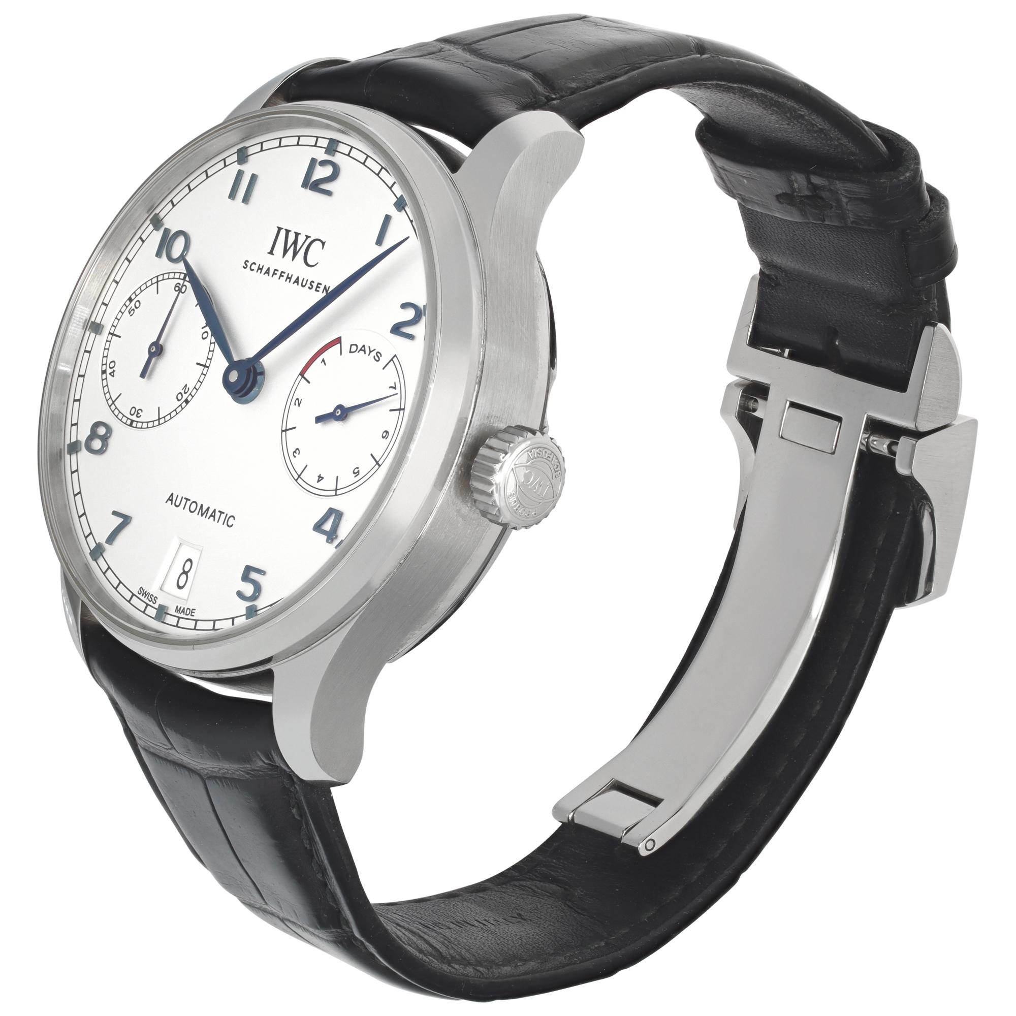 IWC Portugaise 7 jours en acier inoxydable avec cadran argenté. Mouvement automatique sous verre avec 31 rubis et 168 heures de réserve de marche. Le cadran présente la date, les sous-secondes et l'indicateur de réserve de marche de 7 jours. Boîtier
