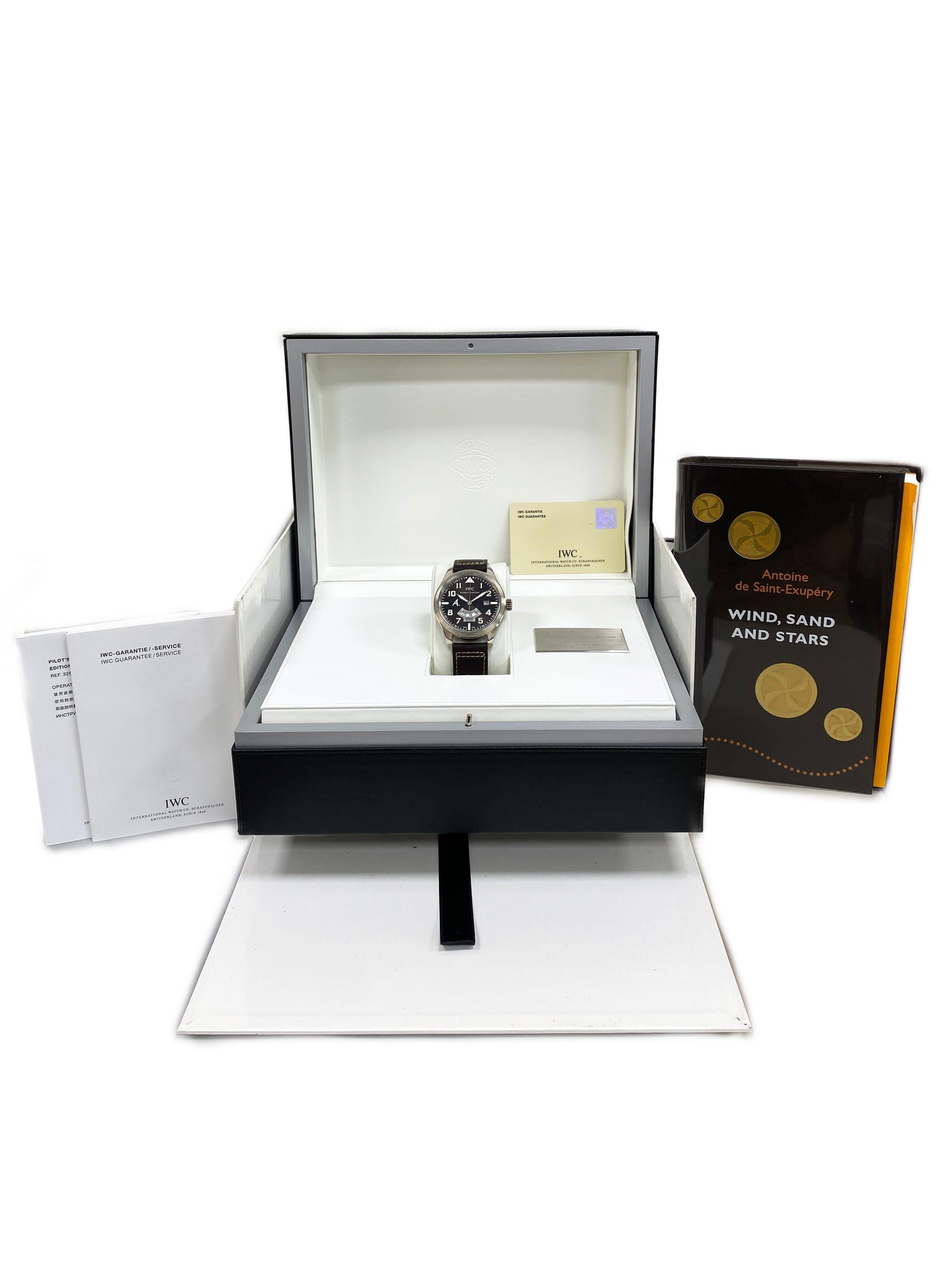 IWC Saint Exupery UTC Pilots IW326102 Herrenuhr. 44 mm Gehäuse aus 18 Karat Weißgold. Lünette aus 18 Karat Weißgold. Braunes Zifferblatt mit silberfarbenen Zeigern und arabischen Ziffern und Indexen. Datumsanzeige bei 6 Uhr. Die zweite Zeitzone wird