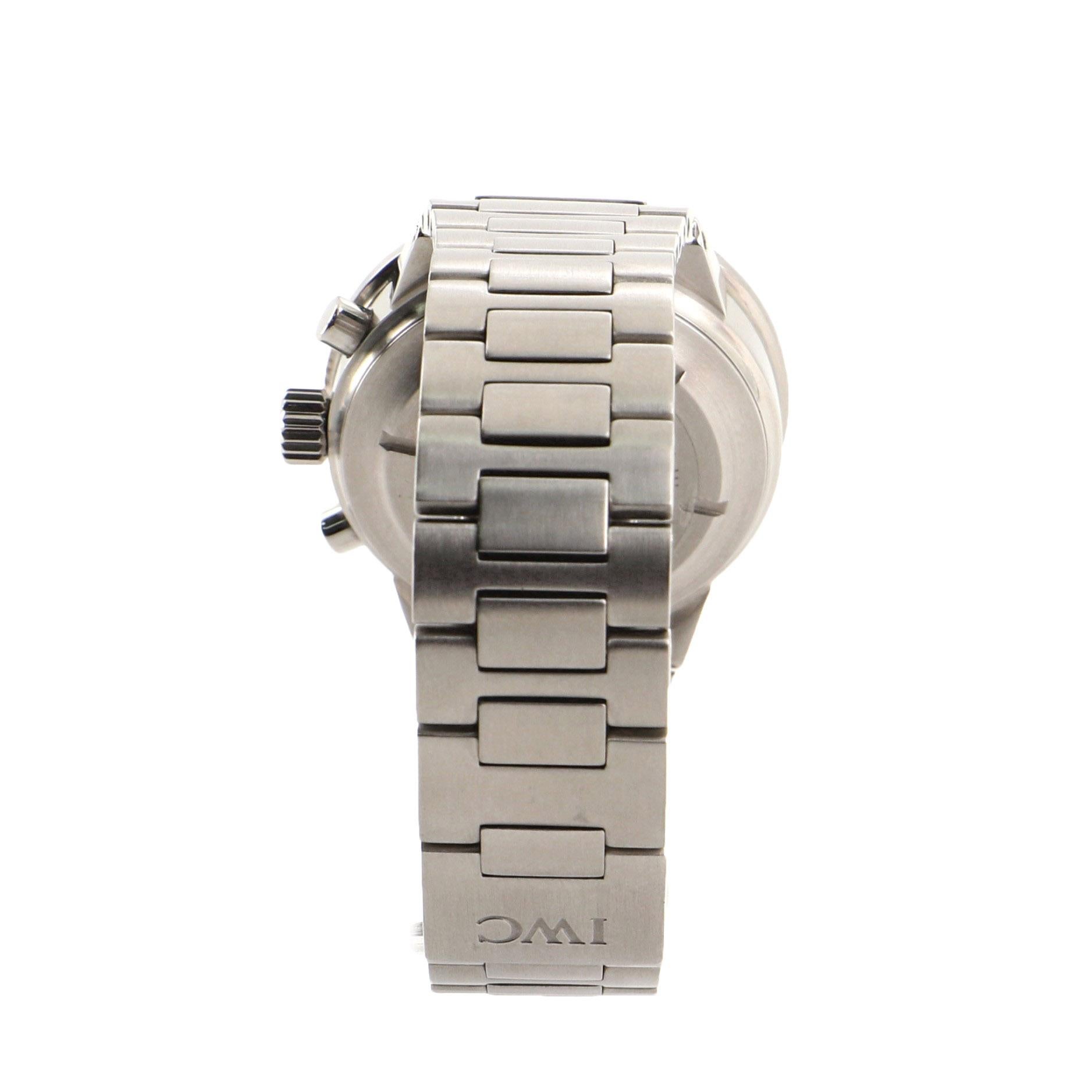 Condition: Great. Minor wear on strap and case, light dings on bezel.
Accessories: No Accessories
Measurements: Case Size/Width: 39mm, Watch Height: 14mm, Band Width: 22mm, Wrist circumference: 7