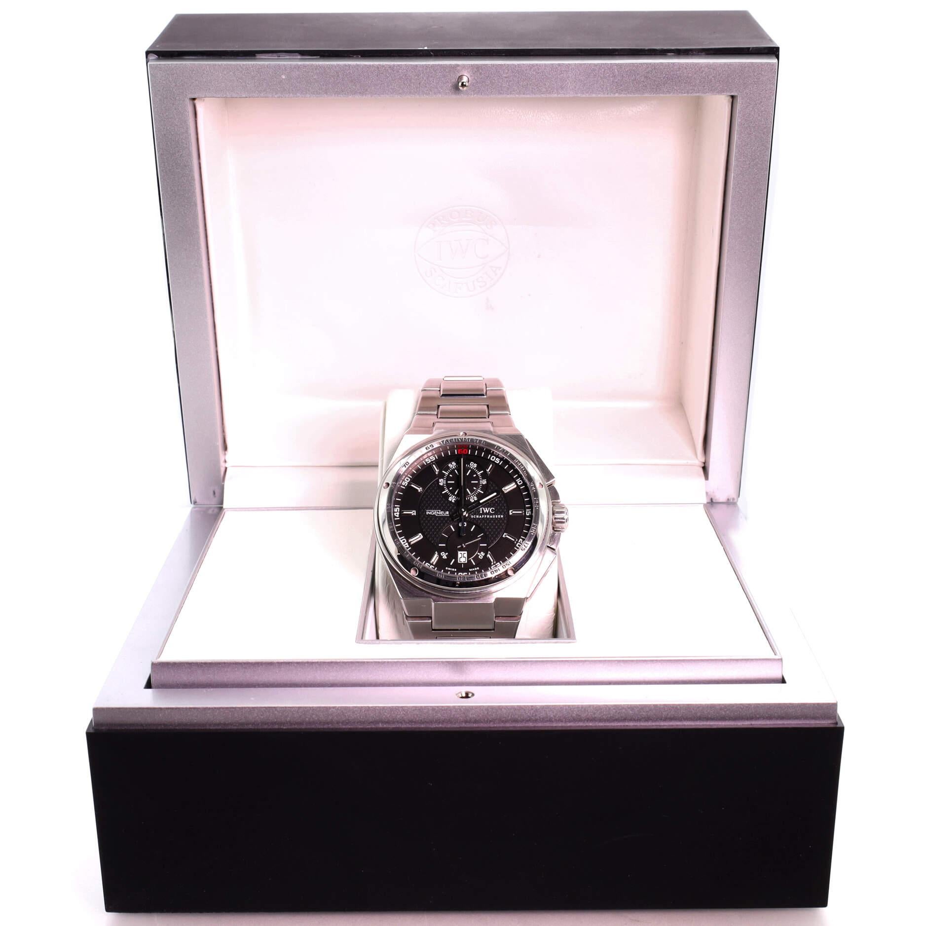 Condition: Very good. Moderate wear throughout. Wear and scratches on case and bracelet.
Accessories: Box, Warranty Card - Dated, Instruction Booklet
Measurements: Case Size/Width: 45mm, Watch Height: 15mm, Band Width: 28mm, Wrist circumference: