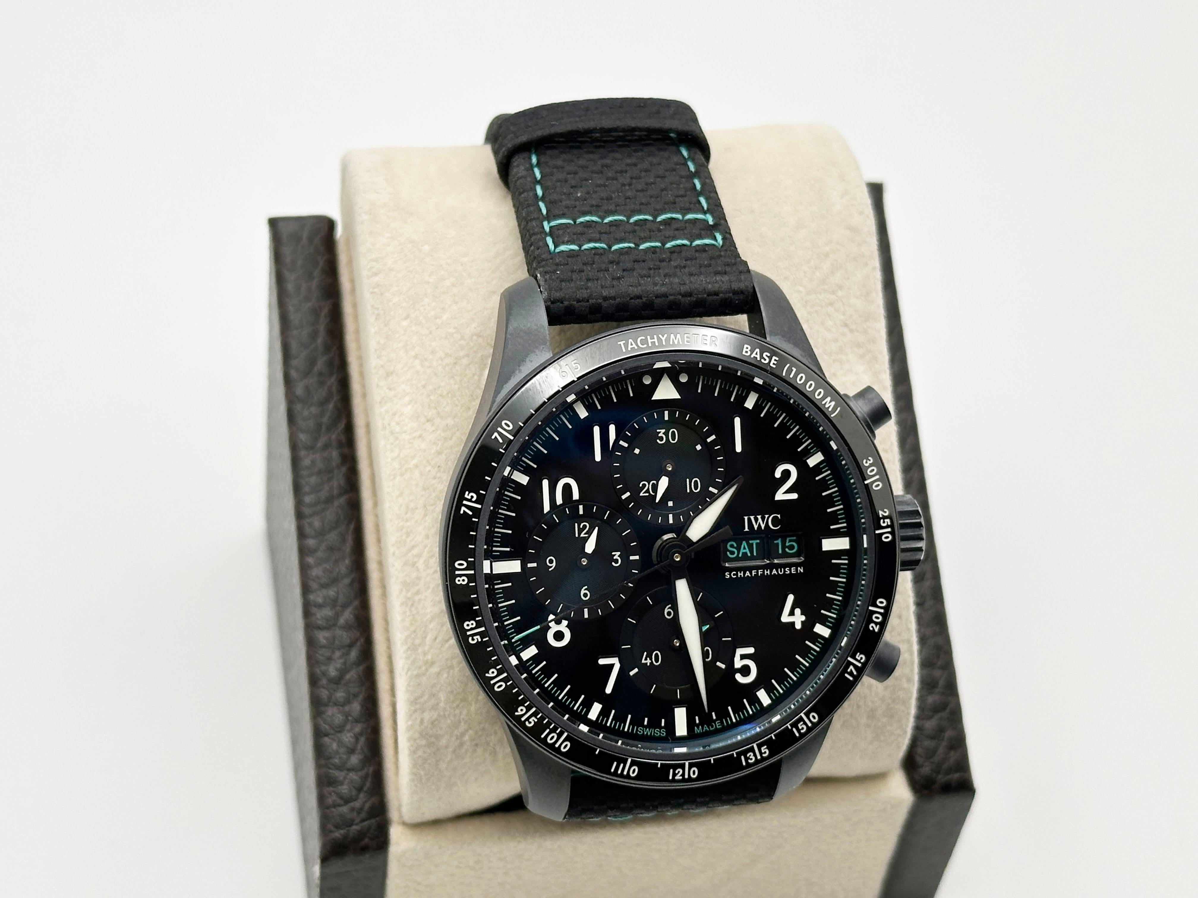 Número de estilo: IW388306



Año: 2024

 

Model: IWC Pilot Chrono 41 Mercedes AMG Patronas Equipo de Fórmula Uno

 

Material de la caja: Ceratanio

 

Correa: Cuero

 

Bisel: Ceratanio

 

Dial:  Negro 

 

Cara: Cristal de zafiro 

 

Tamaño de