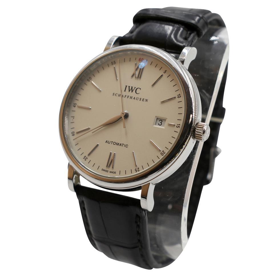 Die beste Uhr von IWC. Die Verarbeitung dieser Uhr ist eine Art erstaunlich. Die hoch reflektierenden Zeiger des Stabindizes, die auf dem cremefarbenen (ähnlich wirklich cremefarbenen) weißen Zifferblatt überlagert sind, strahlen Eleganz auf subtile