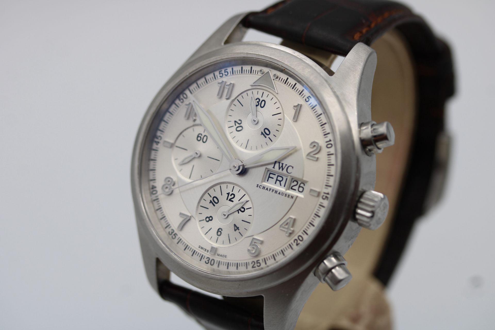 Cronografo IWC Spitfire IW371702  42mm  Quadrante Silver  Scatola e documenti  2008
Questo splendido cronografo IWC Spitfire è datato 2008 grazie alla scheda di garanzia originale ed è completo di scatola, manuali e documenti. In condizioni generali