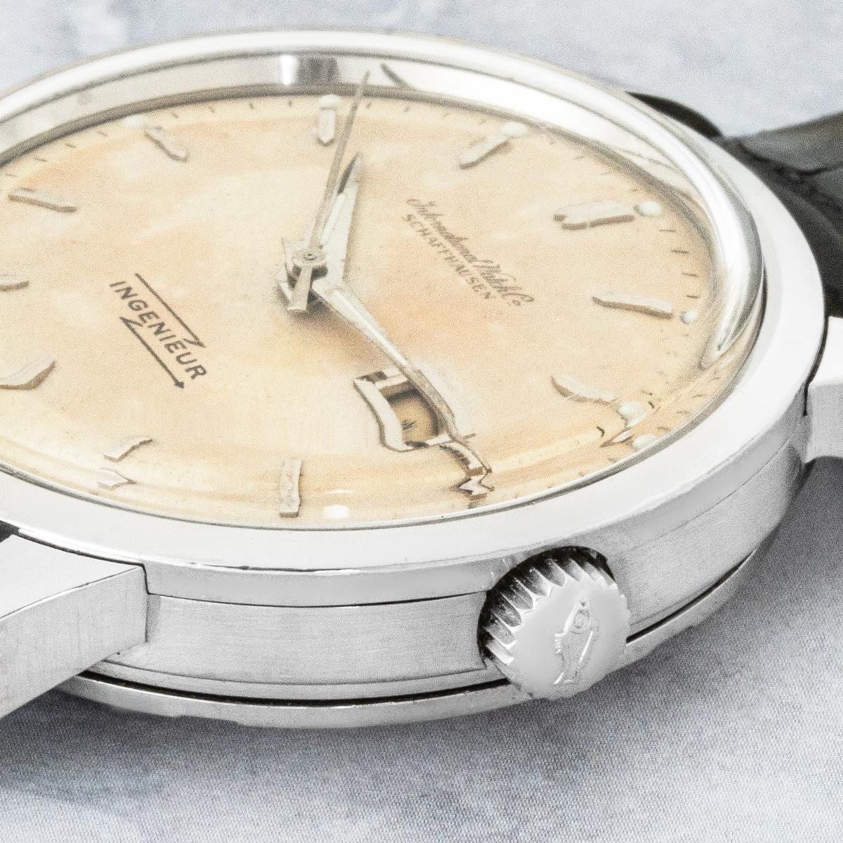 Cette IWC Ingenieur vintage est dotée d'un boîtier en acier inoxydable de 36 mm conçu pour durer et offrir un style intemporel. Son cadran argenté bien vieilli présente des aiguilles Dauphine élégantes et des index appliqués, complétés par l'élégant