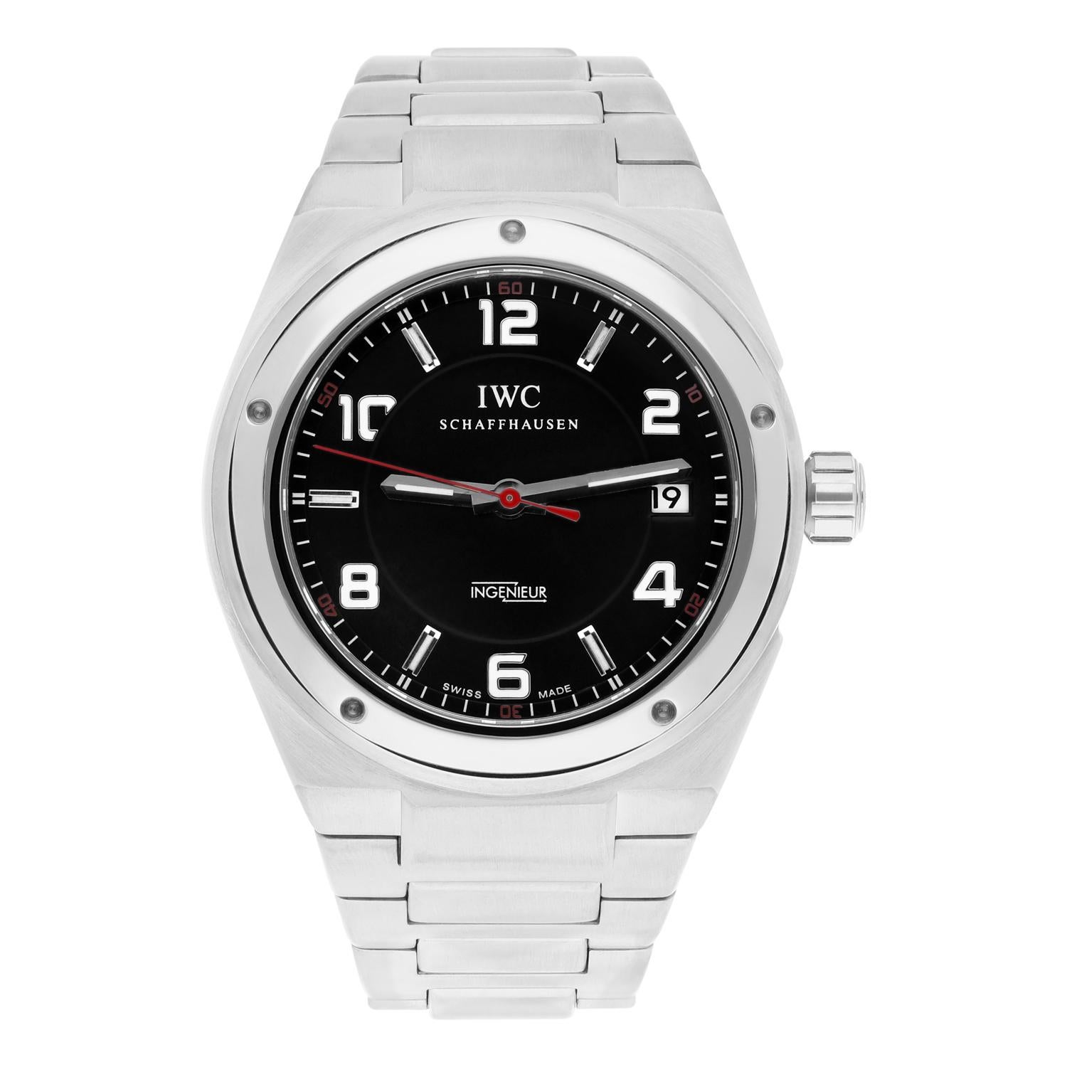 Questo orologio da polso IWC Ingenieur vanta un design elegante e sportivo realizzato in titanio di alta qualità. Con una cassa da 42 mm e un quadrante nero, questo orologio è funzionale ed elegante. Il movimento meccanico (automatico) assicura