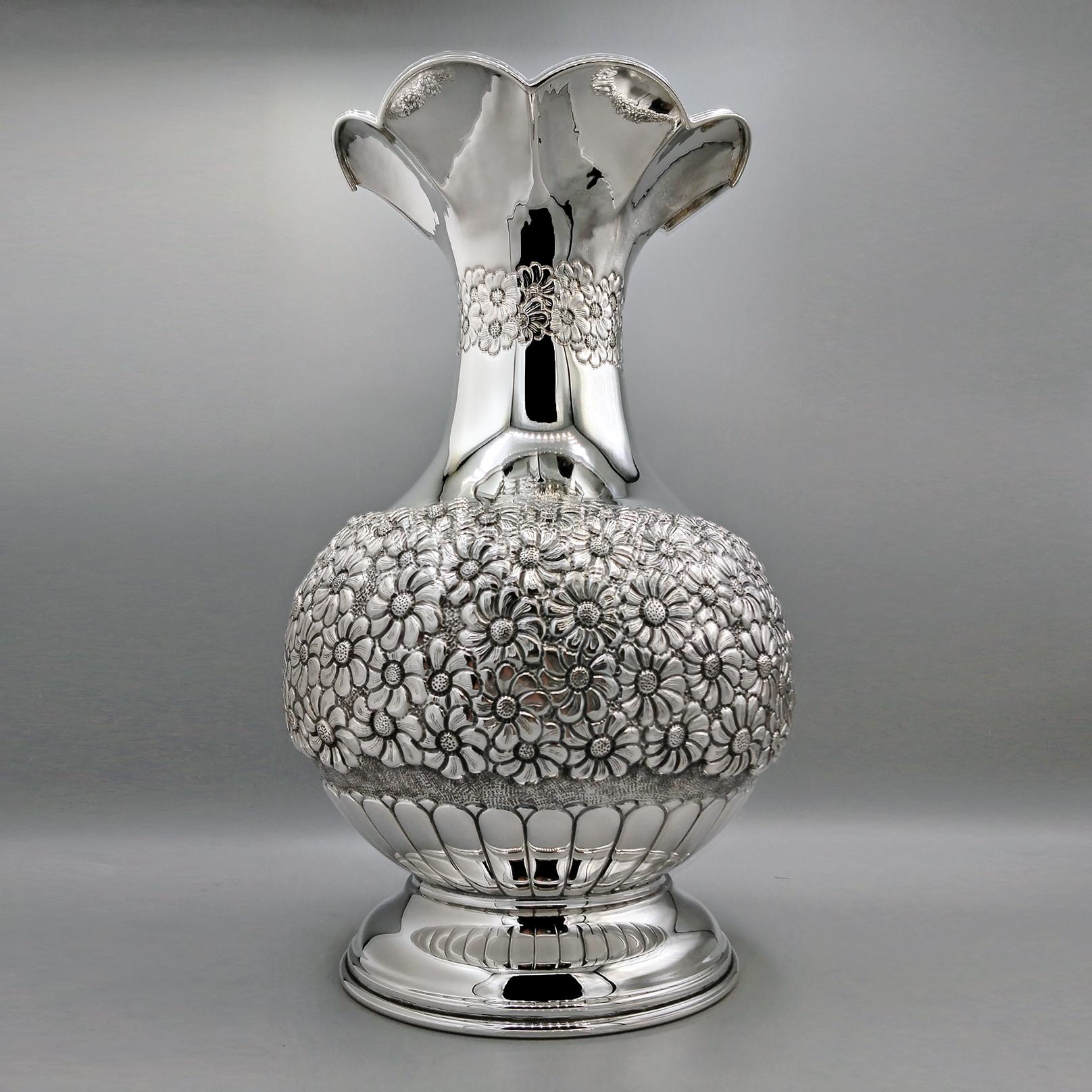 Other IXX Century talian solid 800 silver Vase with embossed and chiseled flowers For Sale