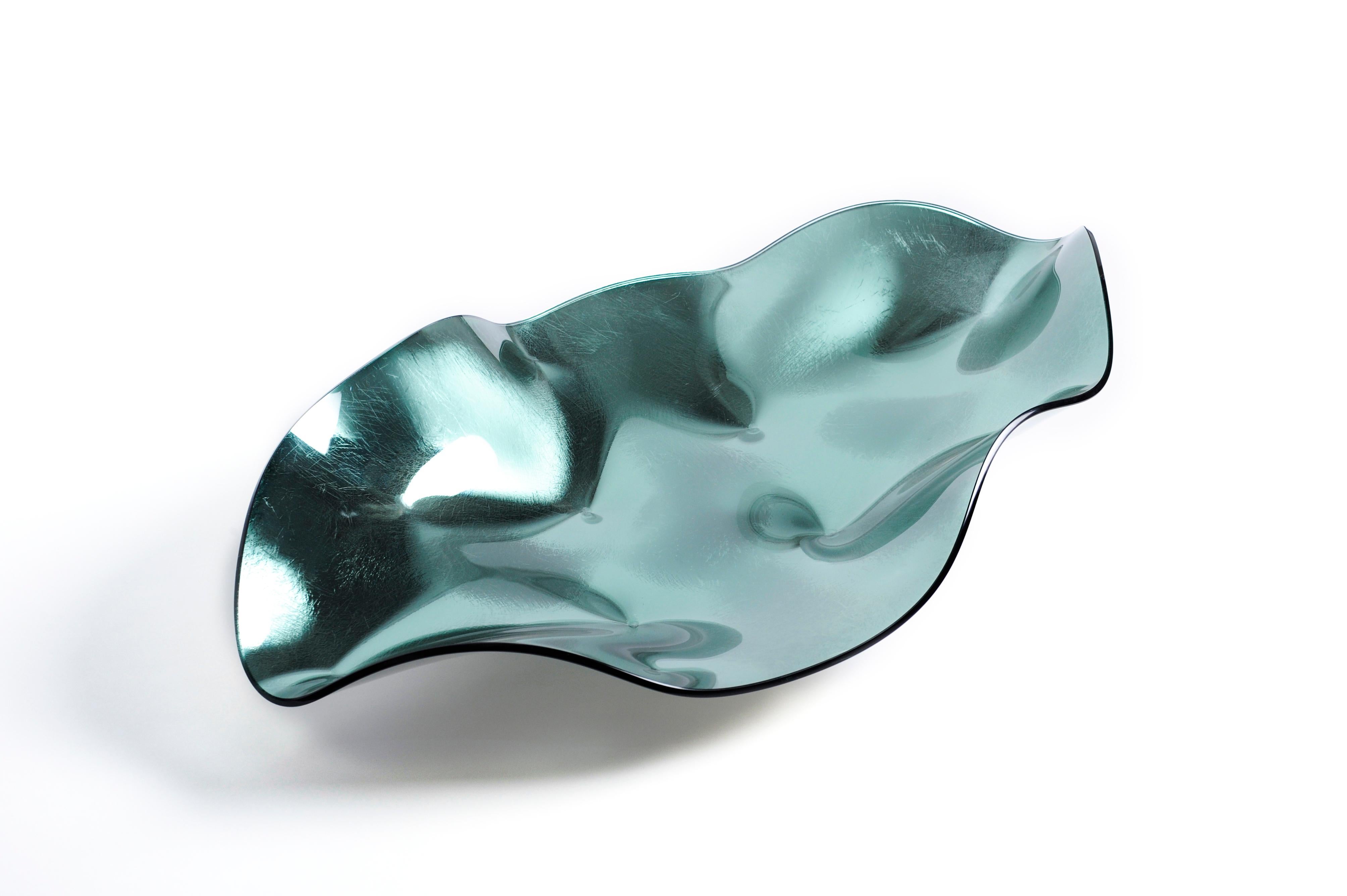 Centre de table ovale créé par Orfeo Quagliata à partir de notre nouvelle collection IZDATGLAZ. Ces pierres précieuses en verre scintillant apportent une touche moderne et simple à tout espace. Qu'il s'agisse d'or, d'argent ou de l'une des couleurs