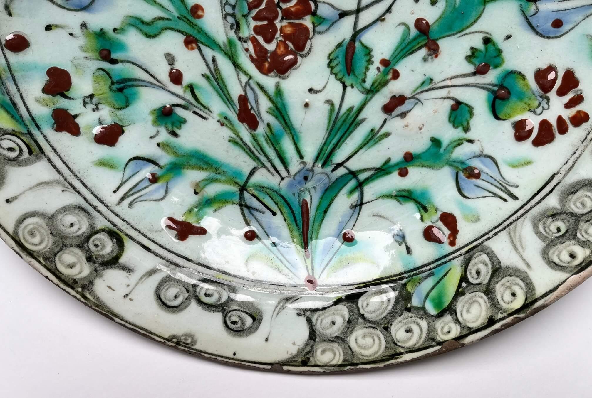 Iznik Flache Schale oder Charger, Osmanische Türkei, um 1620 im Angebot 3