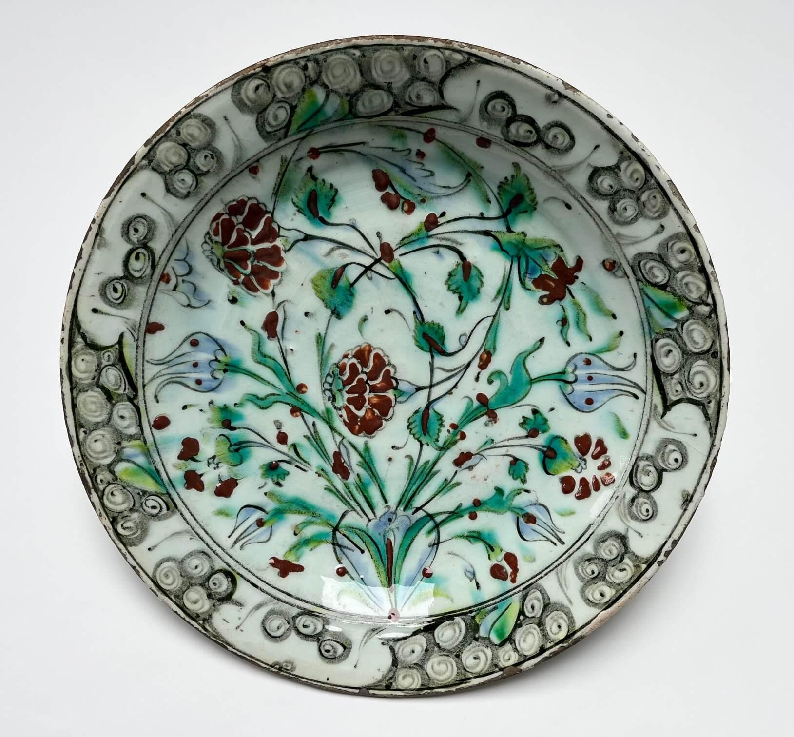 Iznik Flache Schale oder Charger, Osmanische Türkei, um 1620 (Türkisch) im Angebot