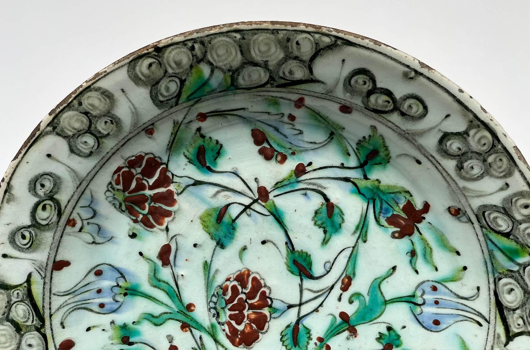 Iznik Flache Schale oder Charger, Osmanische Türkei, um 1620 (Handgefertigt) im Angebot
