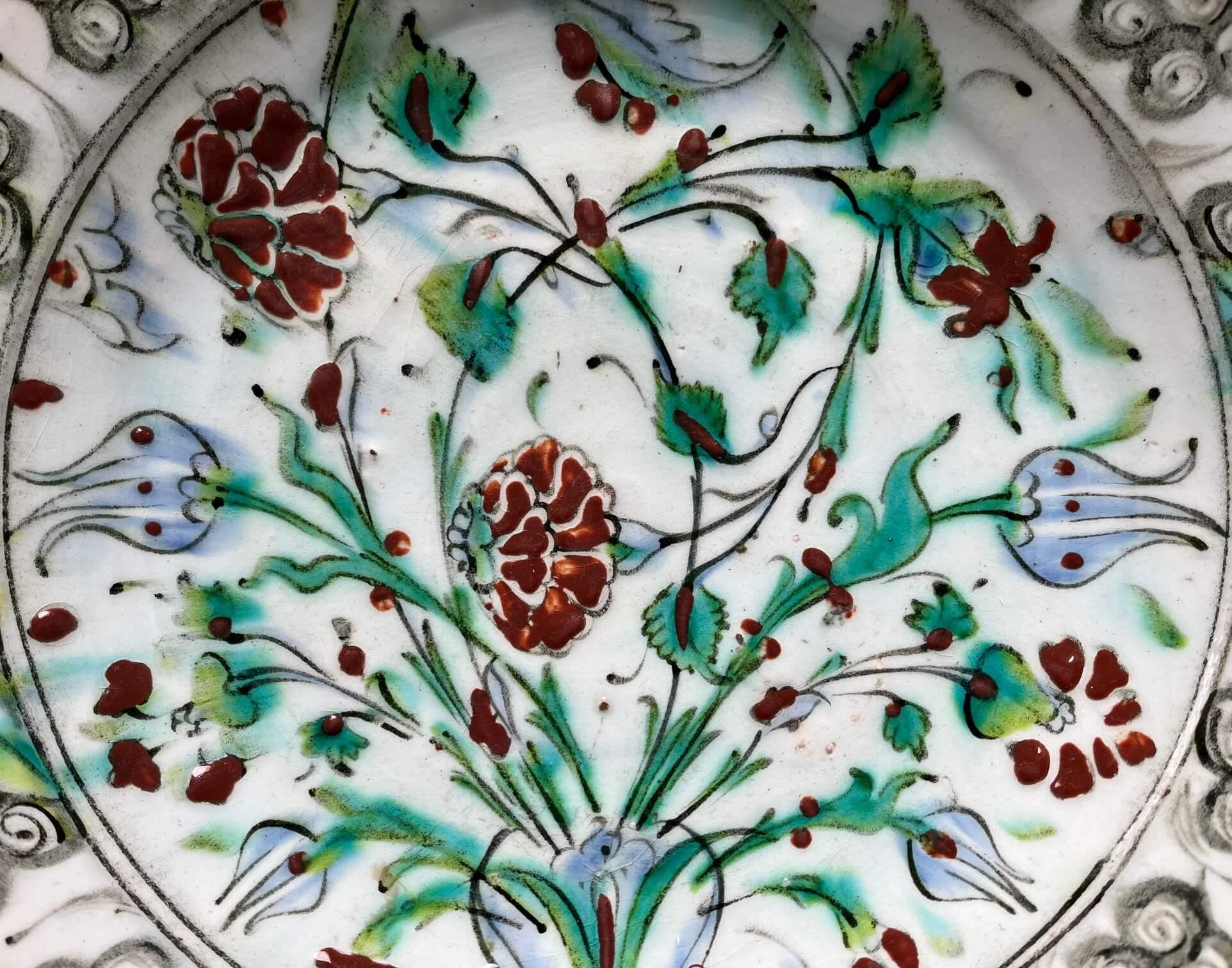 Iznik Flache Schale oder Charger, Osmanische Türkei, um 1620 im Zustand „Gut“ im Angebot in Kinderhook, NY