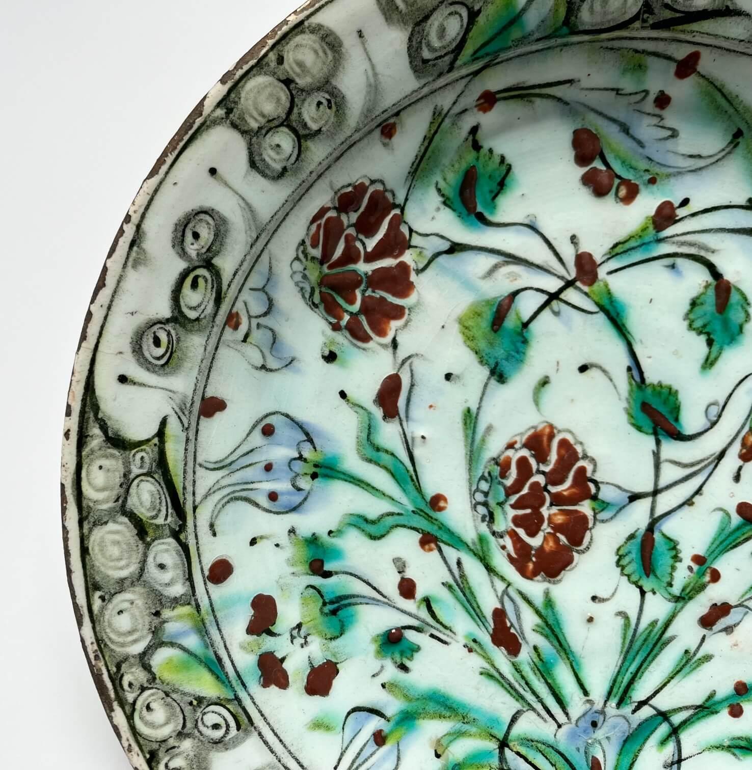 Iznik Flache Schale oder Charger, Osmanische Türkei, um 1620 (17. Jahrhundert) im Angebot
