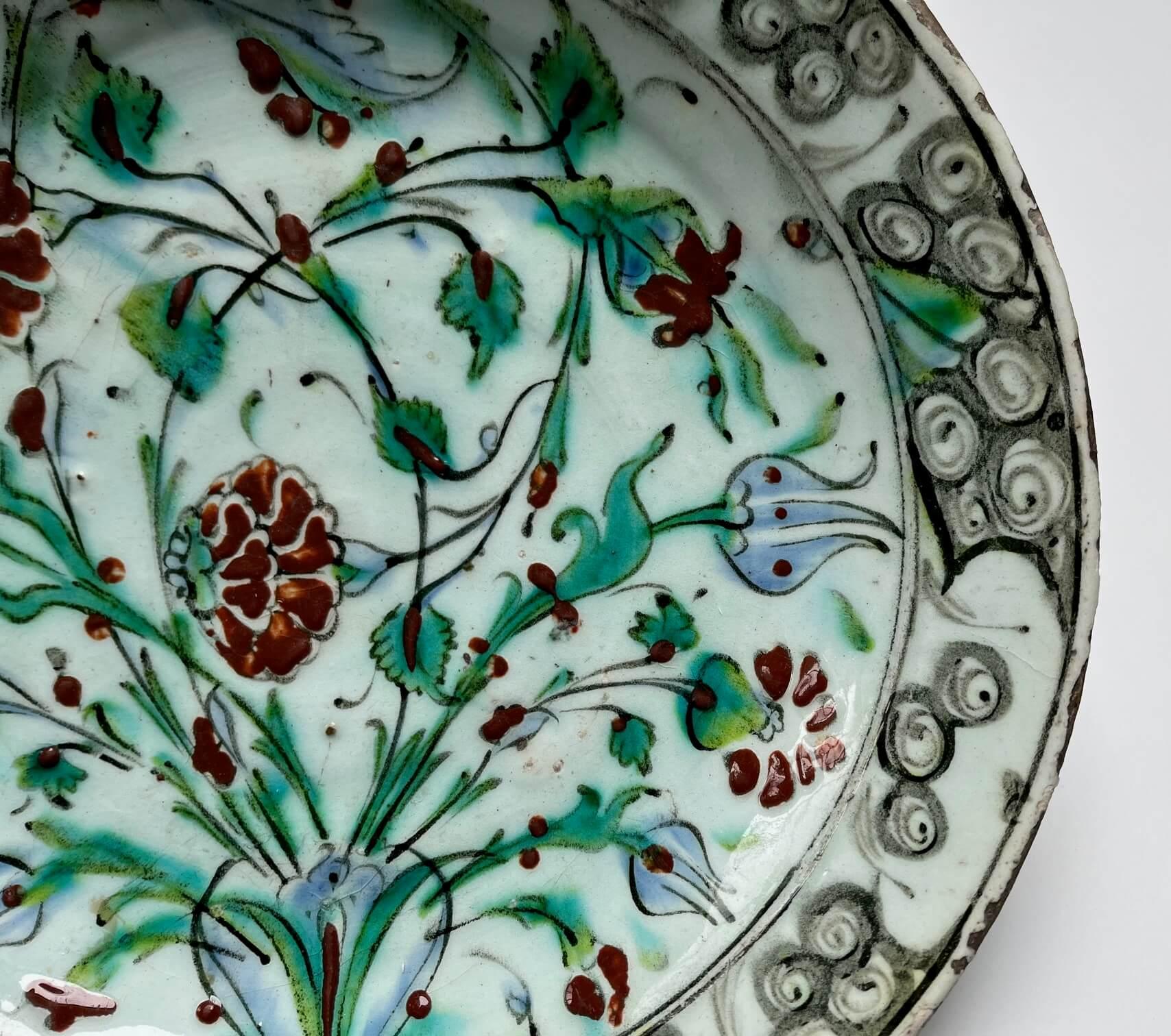 Iznik Flache Schale oder Charger, Osmanische Türkei, um 1620 im Angebot 1