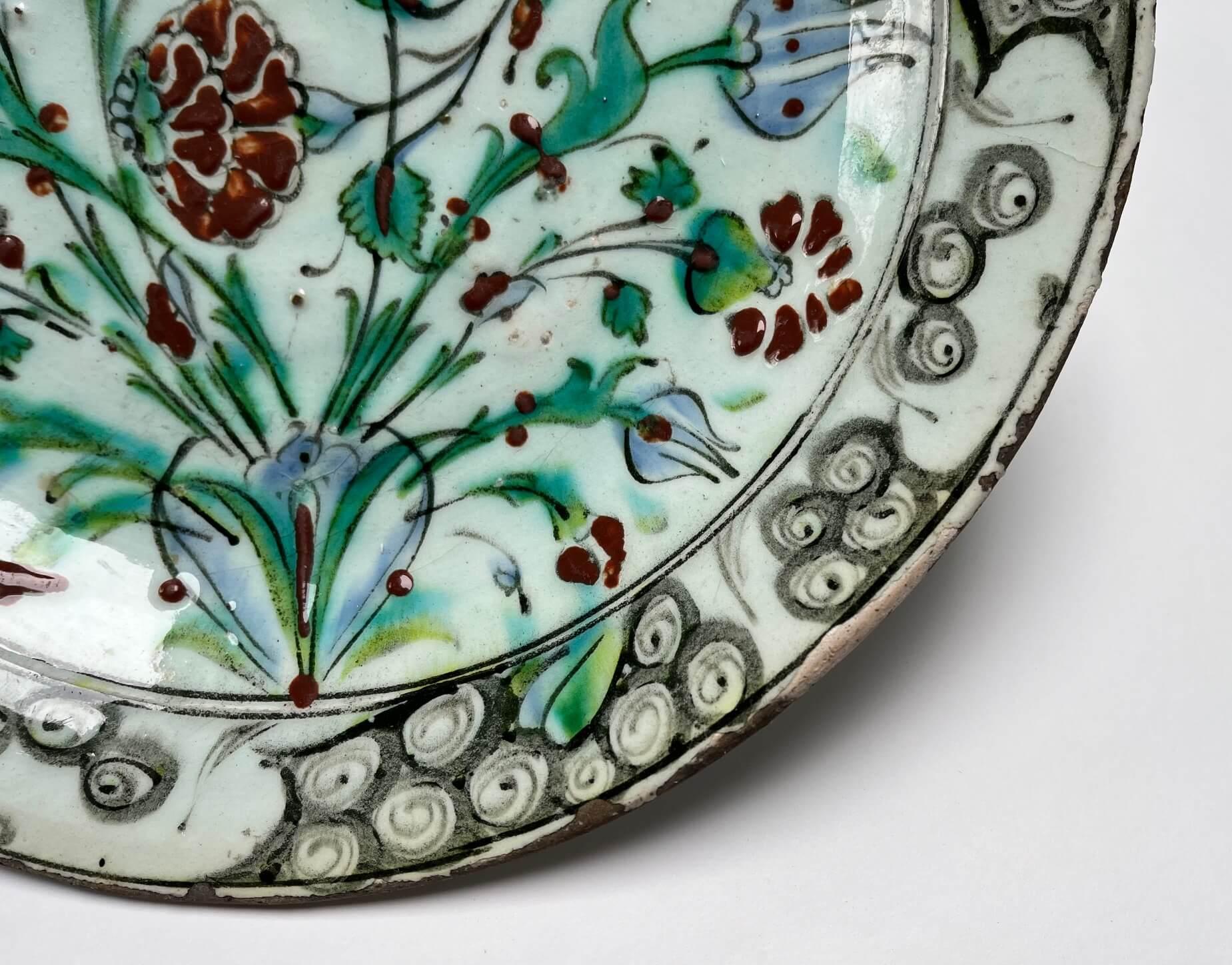 Iznik Flache Schale oder Charger, Osmanische Türkei, um 1620 im Angebot 2